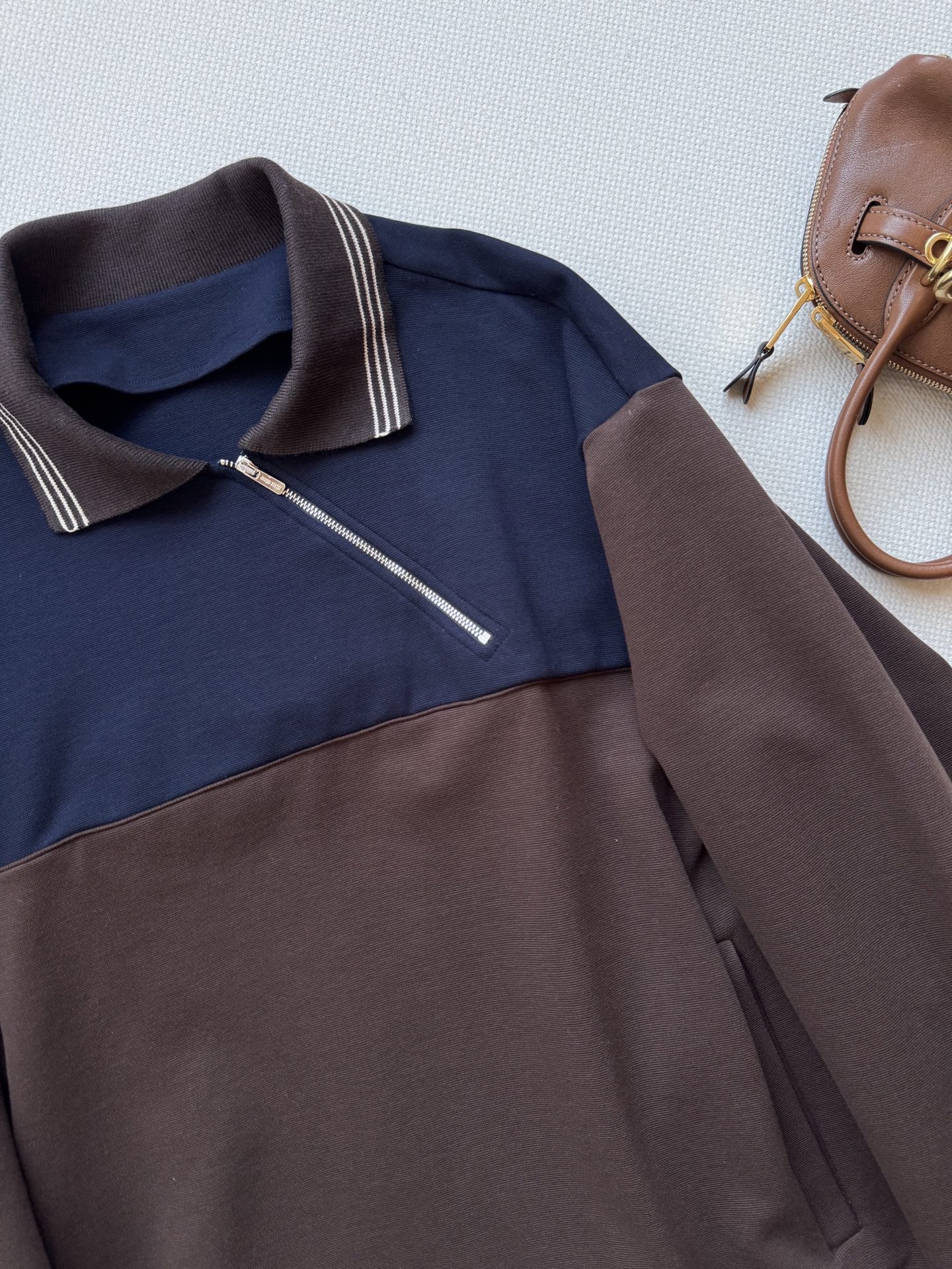 Miumi* 25Fw早秋新款 斜拉链翻领卫衣丨原版开发！高版出品！拉链式翻领既休闲又cool🕶斜拉链设