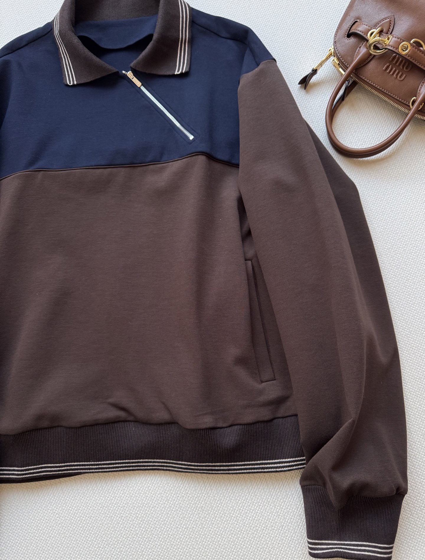 Miumi* 25Fw早秋新款 斜拉链翻领卫衣丨原版开发！高版出品！拉链式翻领既休闲又cool🕶斜拉链设