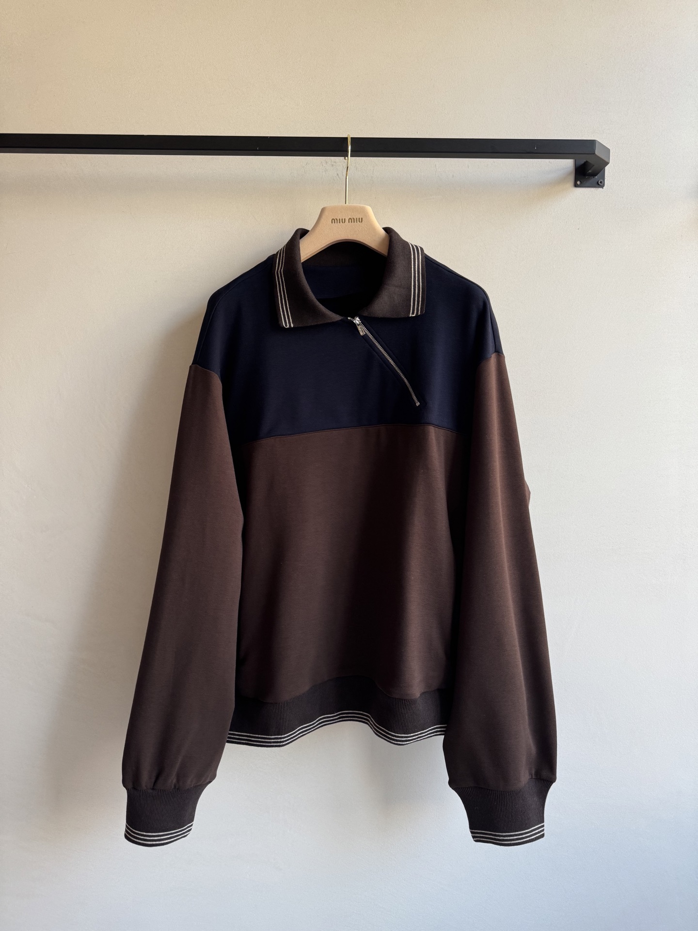 Miumi* 25Fw早秋新款 斜拉链翻领卫衣丨原版开发！高版出品！拉链式翻领既休闲又cool🕶斜拉链设