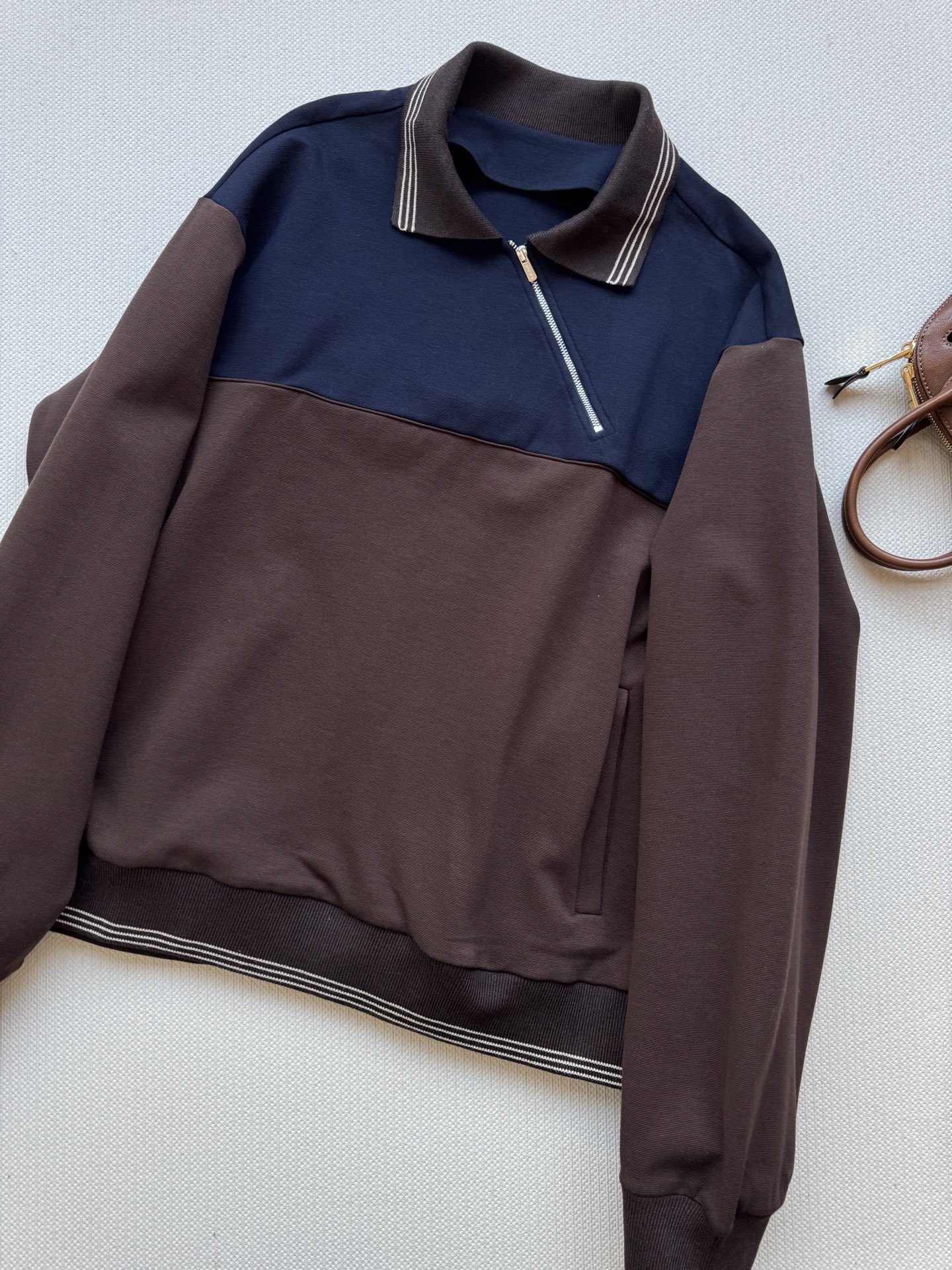 Miumi* 25Fw早秋新款 斜拉链翻领卫衣丨原版开发！高版出品！拉链式翻领既休闲又cool🕶斜拉链设