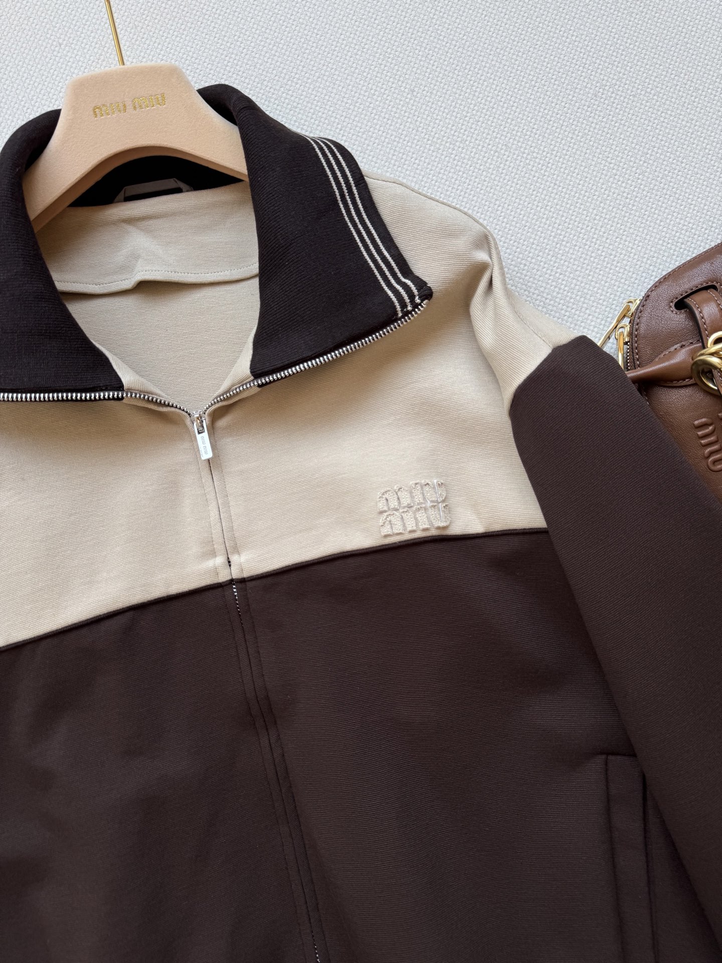 Miumi* 25Fw早秋新款 美拉德色系拼接拉链外套 原版开发！高版出品！定制面料 拿到手有一定的分量