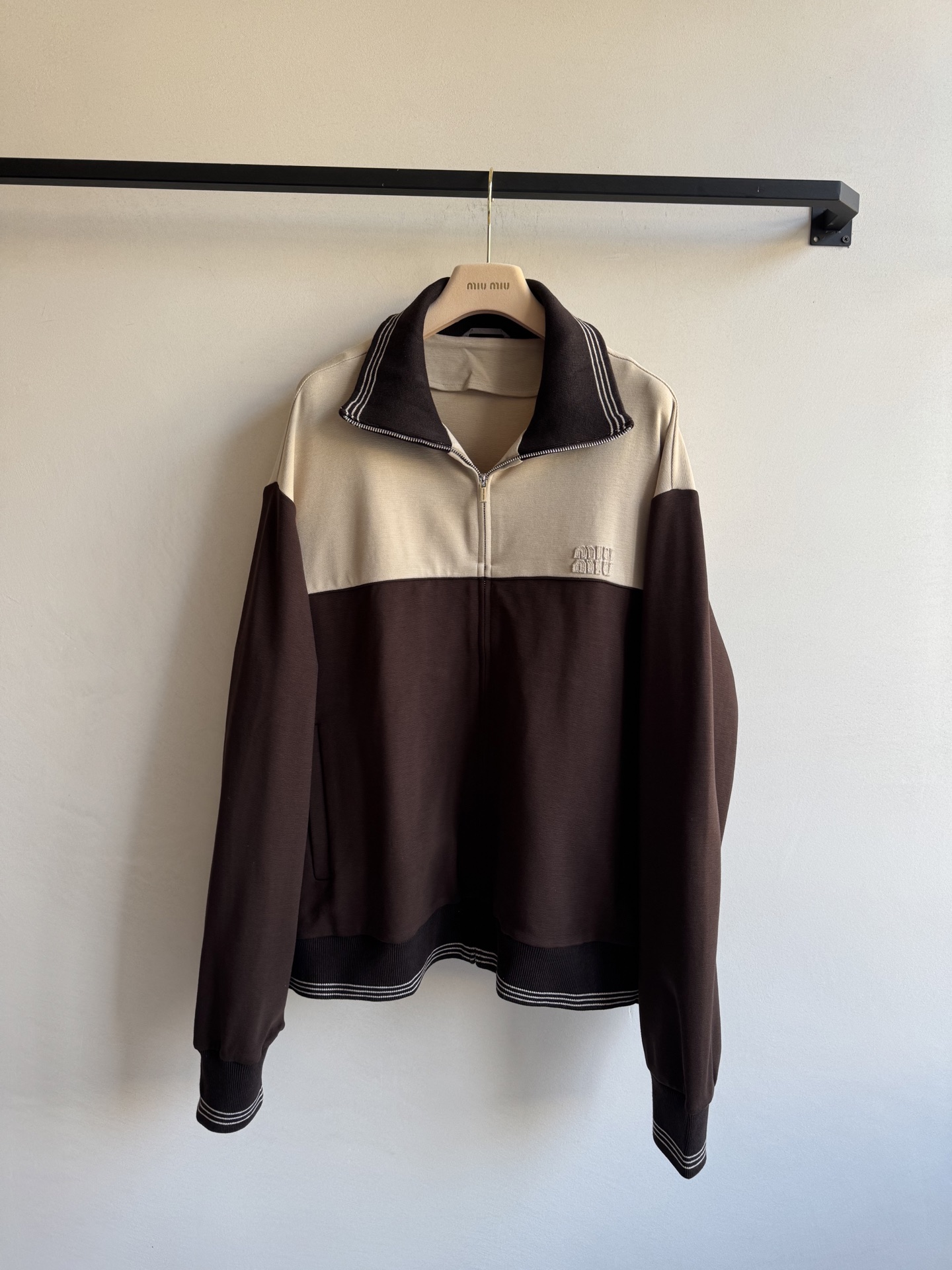Miumi* 25Fw早秋新款 美拉德色系拼接拉链外套 原版开发！高版出品！定制面料 拿到手有一定的分量