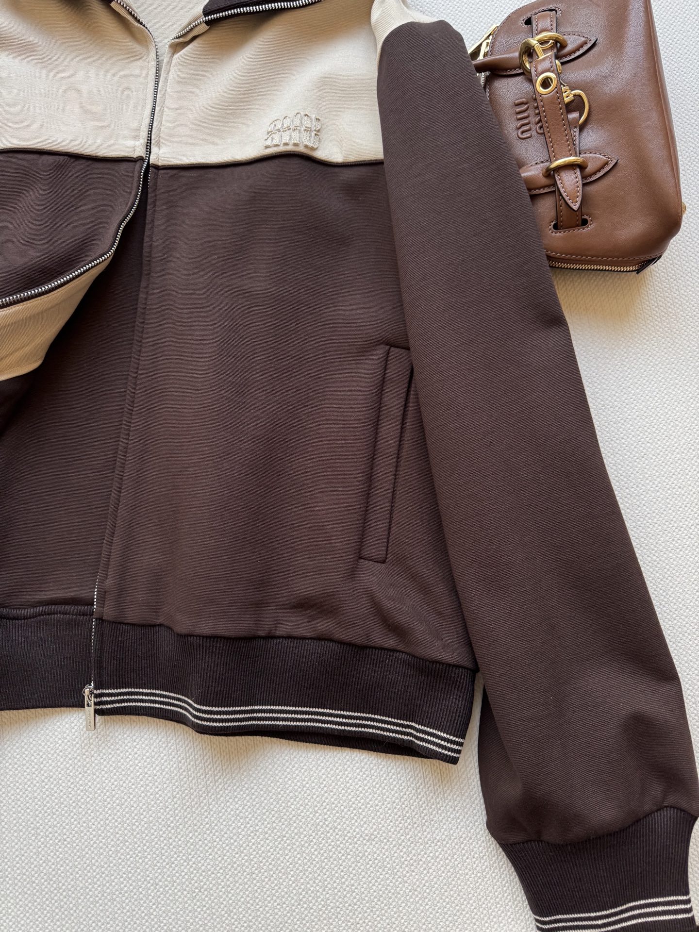 Miumi* 25Fw早秋新款 美拉德色系拼接拉链外套 原版开发！高版出品！定制面料 拿到手有一定的分量