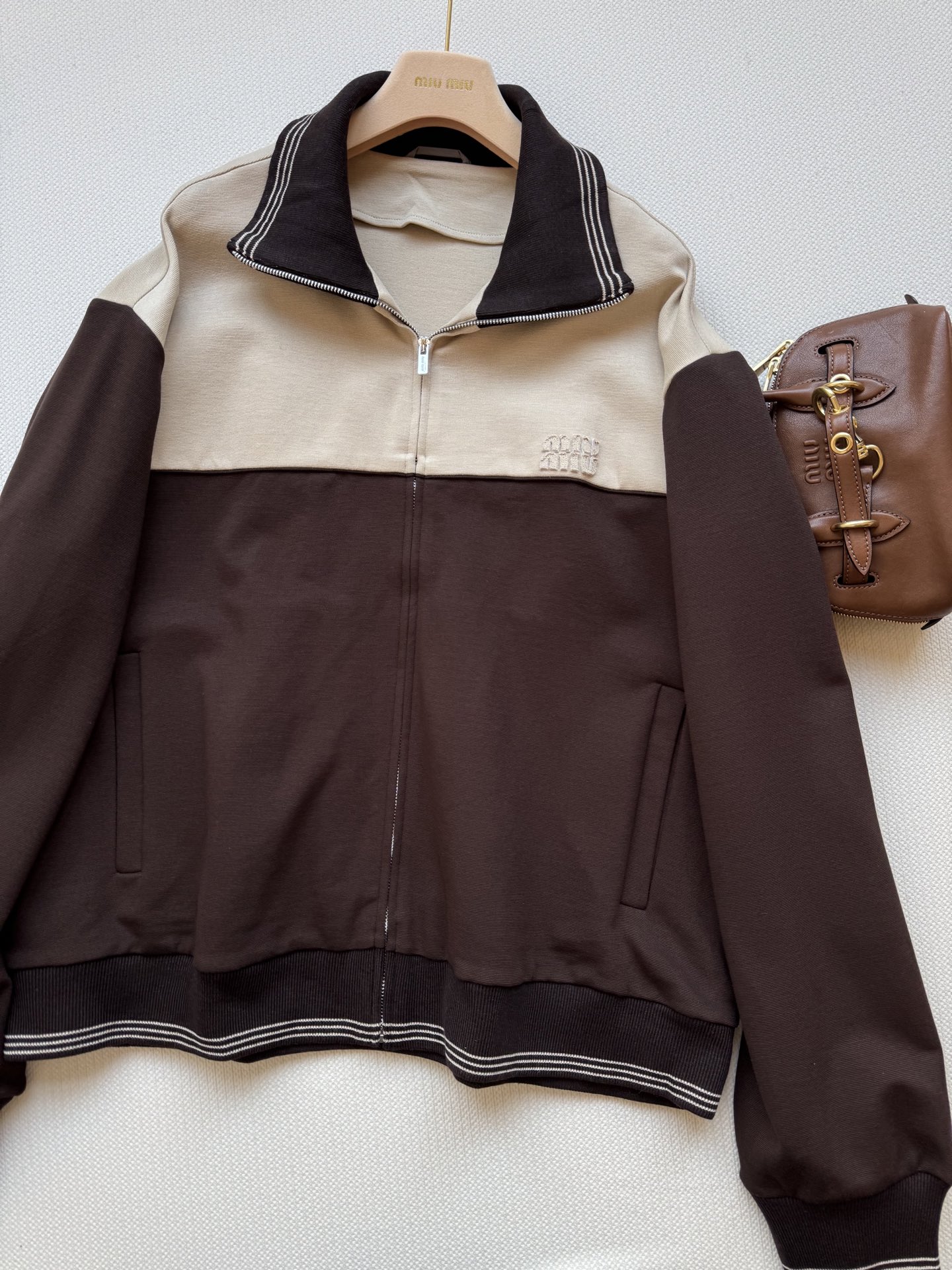 Miumi* 25Fw早秋新款 美拉德色系拼接拉链外套 原版开发！高版出品！定制面料 拿到手有一定的分量