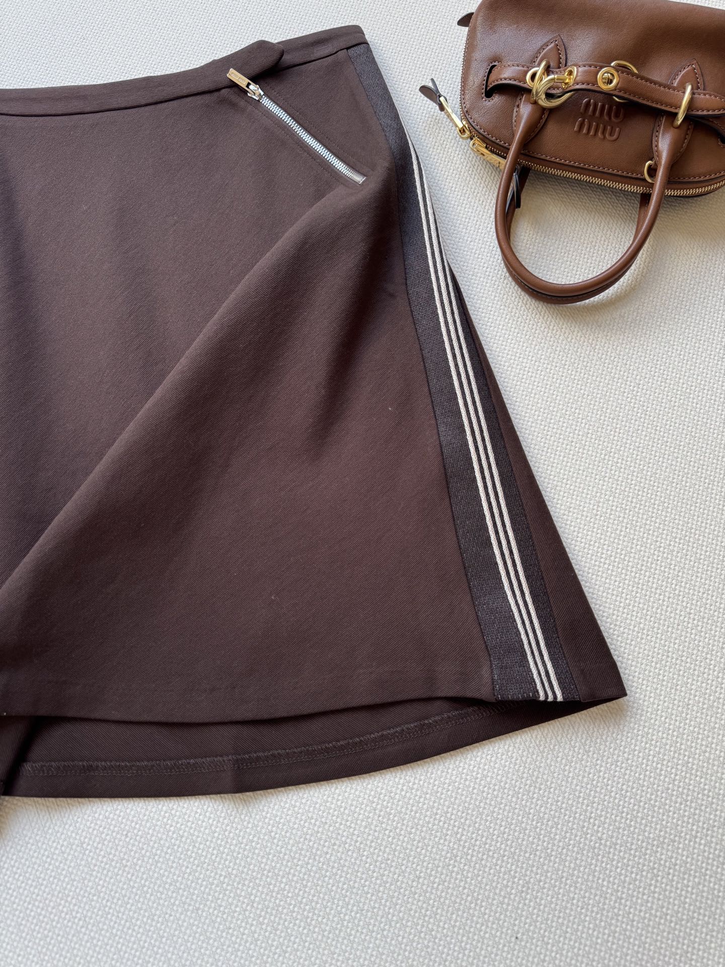 miumi*🆕秋冬新品，（半身裙）时髦分子风气质A字半裙！甜酷兼备美拉徳色系穿搭。原版定制面料半身裙！上