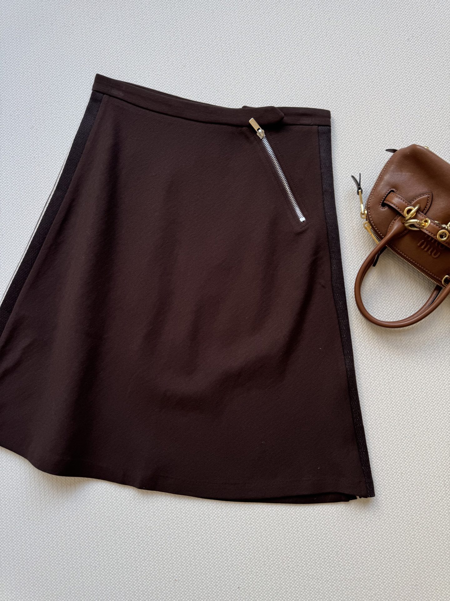 miumi*🆕秋冬新品，（半身裙）时髦分子风气质A字半裙！甜酷兼备美拉徳色系穿搭。原版定制面料半身裙！上