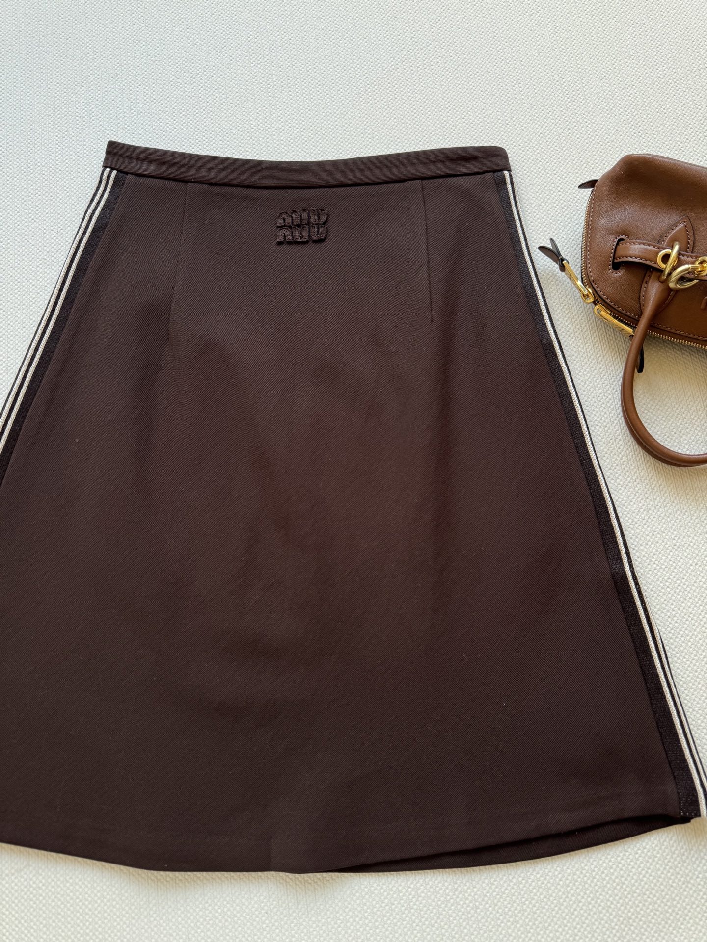 miumi*🆕秋冬新品，（半身裙）时髦分子风气质A字半裙！甜酷兼备美拉徳色系穿搭。原版定制面料半身裙！上