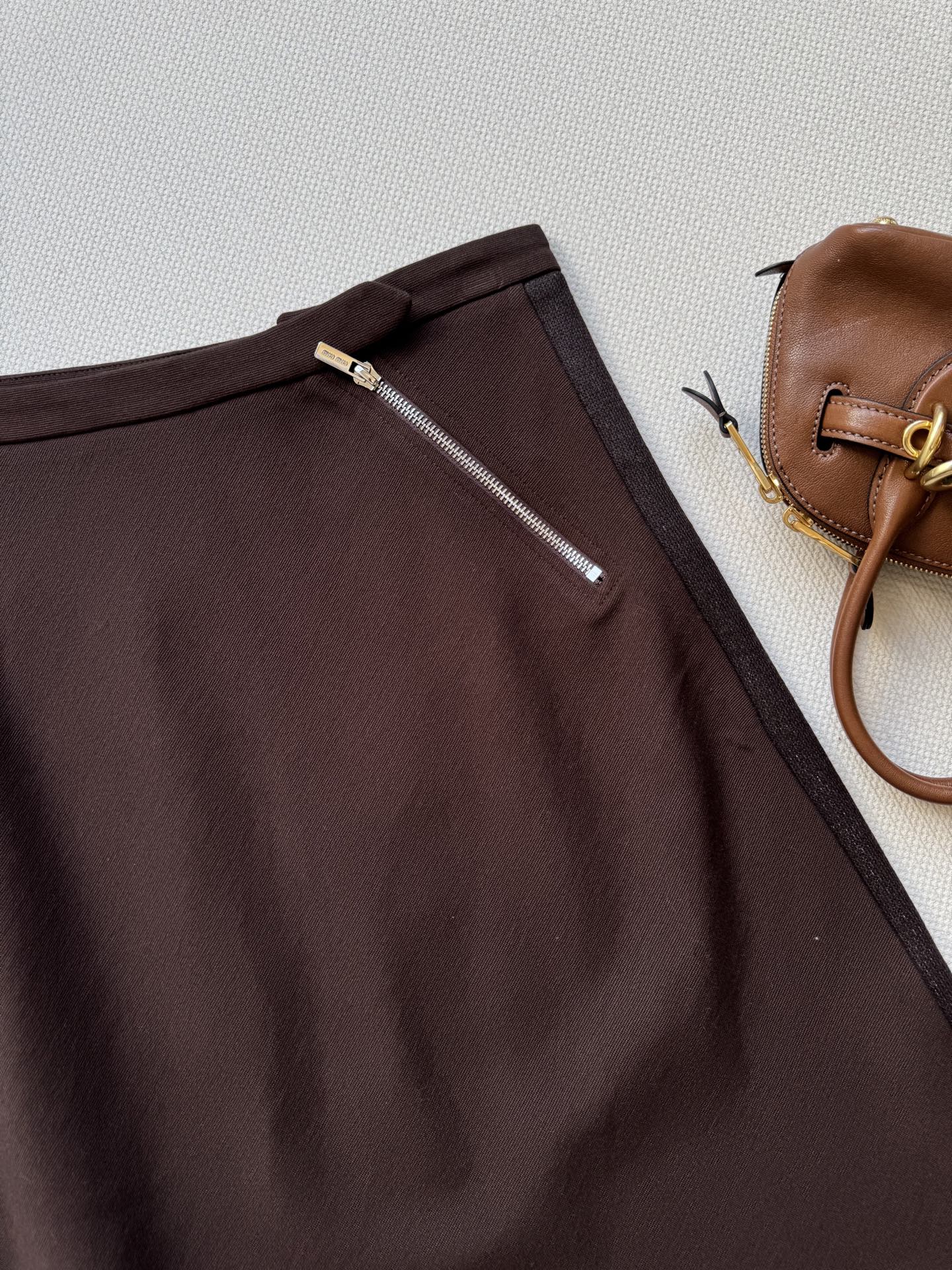 miumi*🆕秋冬新品，（半身裙）时髦分子风气质A字半裙！甜酷兼备美拉徳色系穿搭。原版定制面料半身裙！上