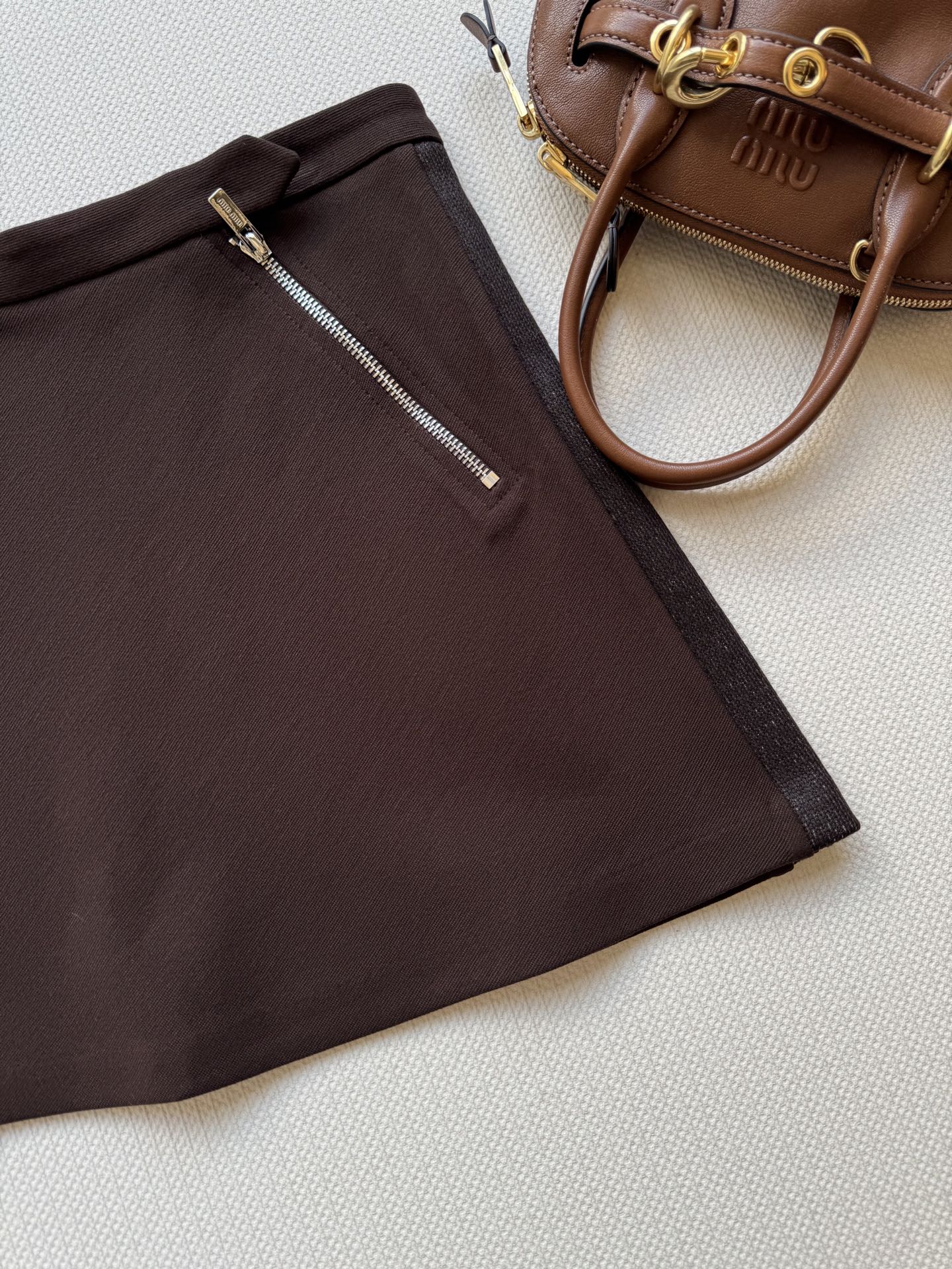 miumi*🆕秋冬新品，（短裙）时髦分子风气质A字半裙！甜酷兼备美拉徳色系穿搭。原版定制面料半身裙！上身