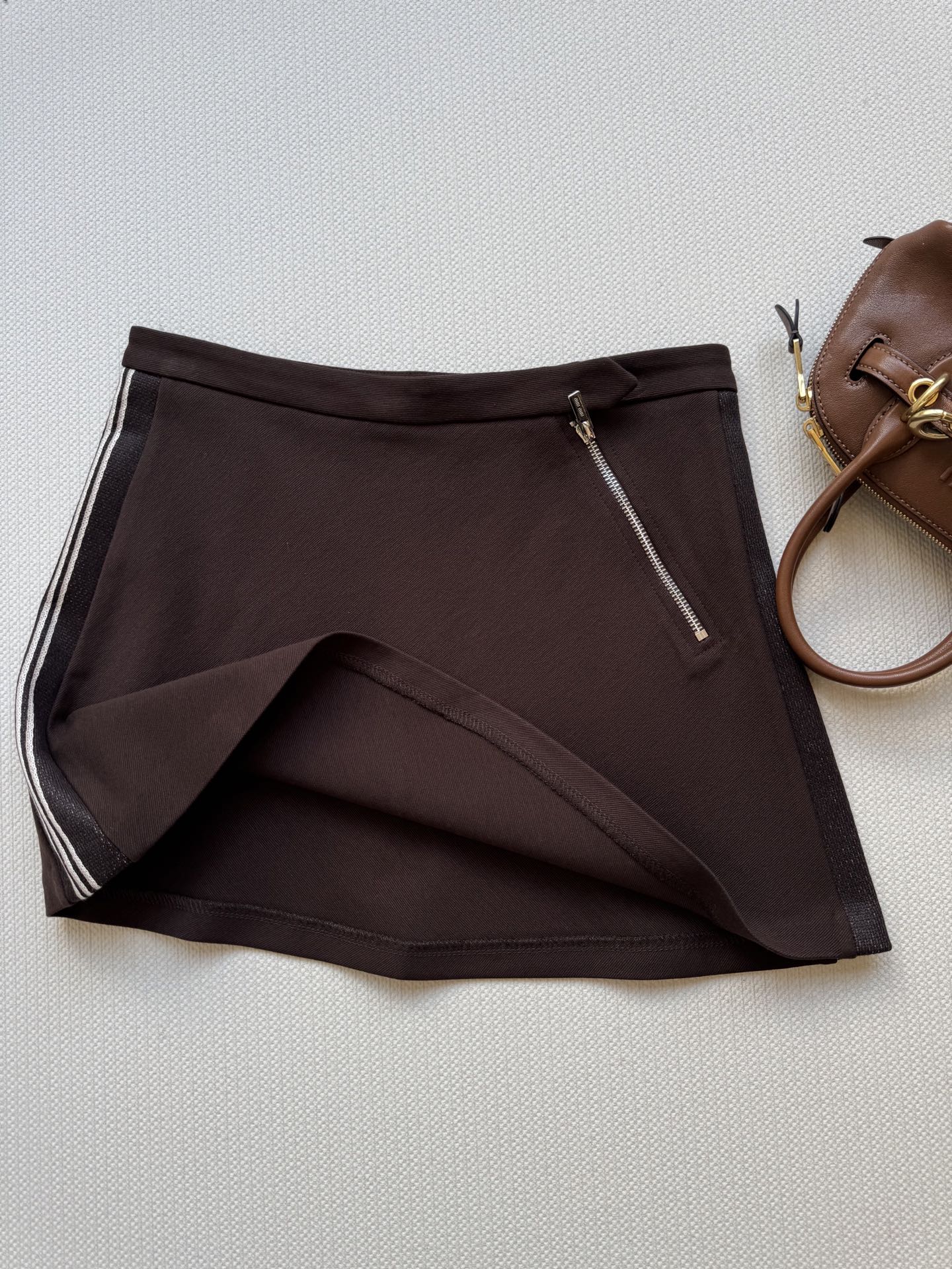 miumi*🆕秋冬新品，（短裙）时髦分子风气质A字半裙！甜酷兼备美拉徳色系穿搭。原版定制面料半身裙！上身