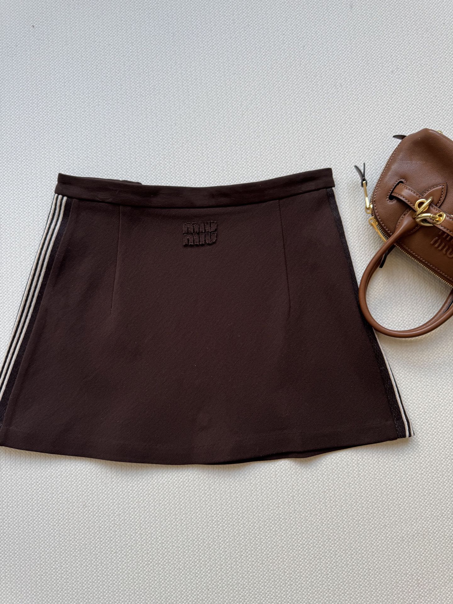 miumi*🆕秋冬新品，（短裙）时髦分子风气质A字半裙！甜酷兼备美拉徳色系穿搭。原版定制面料半身裙！上身