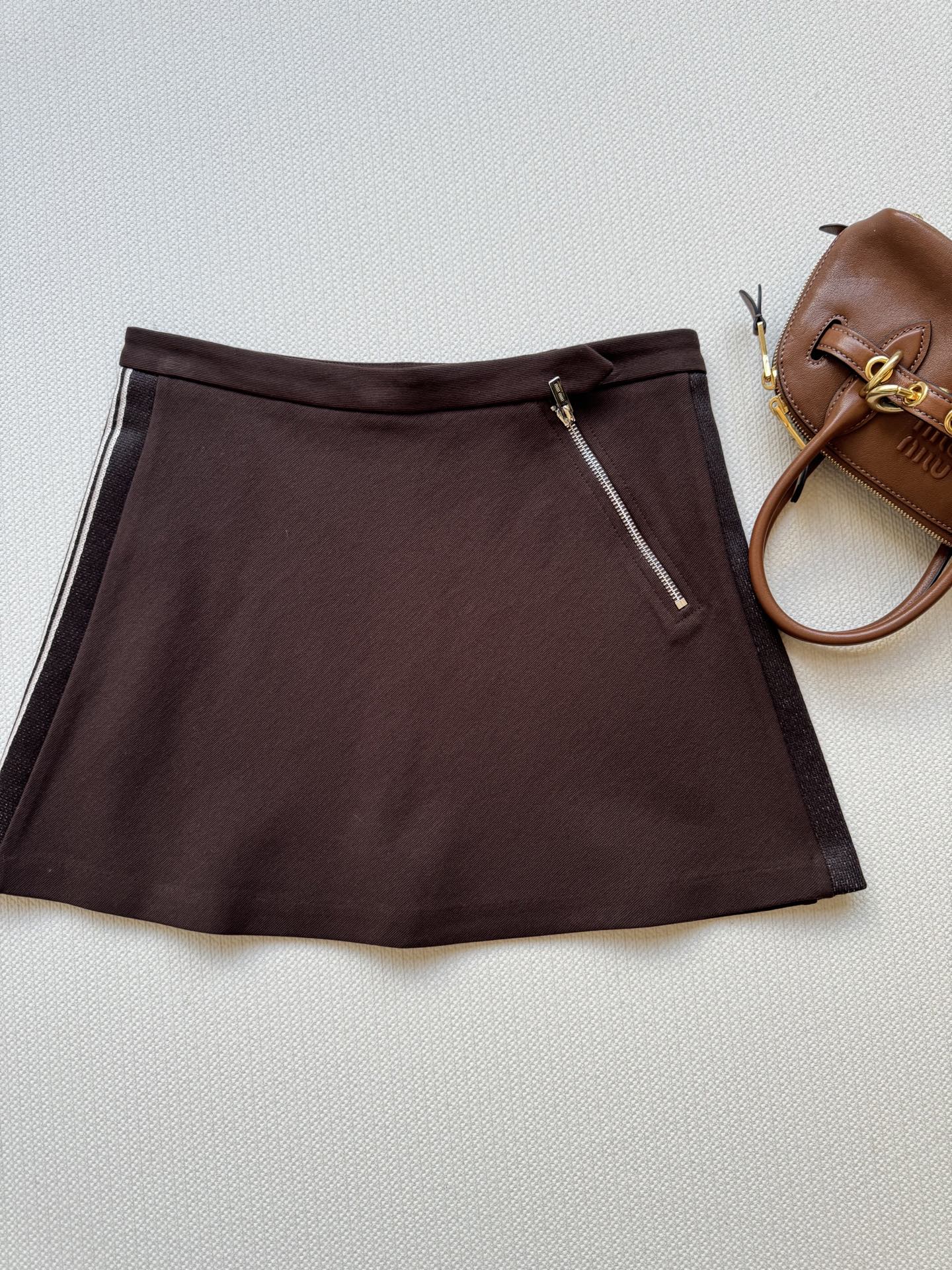 miumi*🆕秋冬新品，（短裙）时髦分子风气质A字半裙！甜酷兼备美拉徳色系穿搭。原版定制面料半身裙！上身