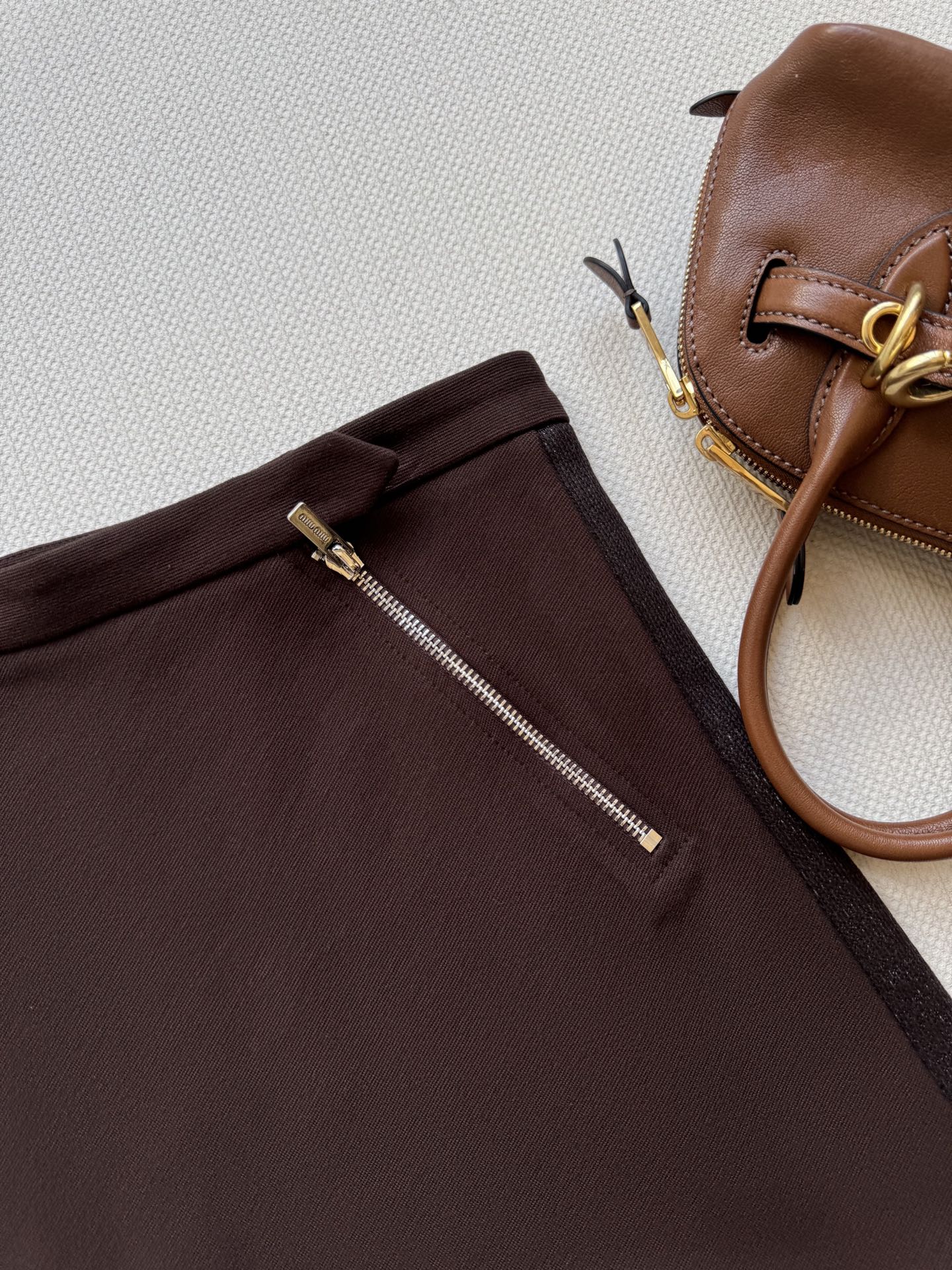 miumi*🆕秋冬新品，（短裙）时髦分子风气质A字半裙！甜酷兼备美拉徳色系穿搭。原版定制面料半身裙！上身