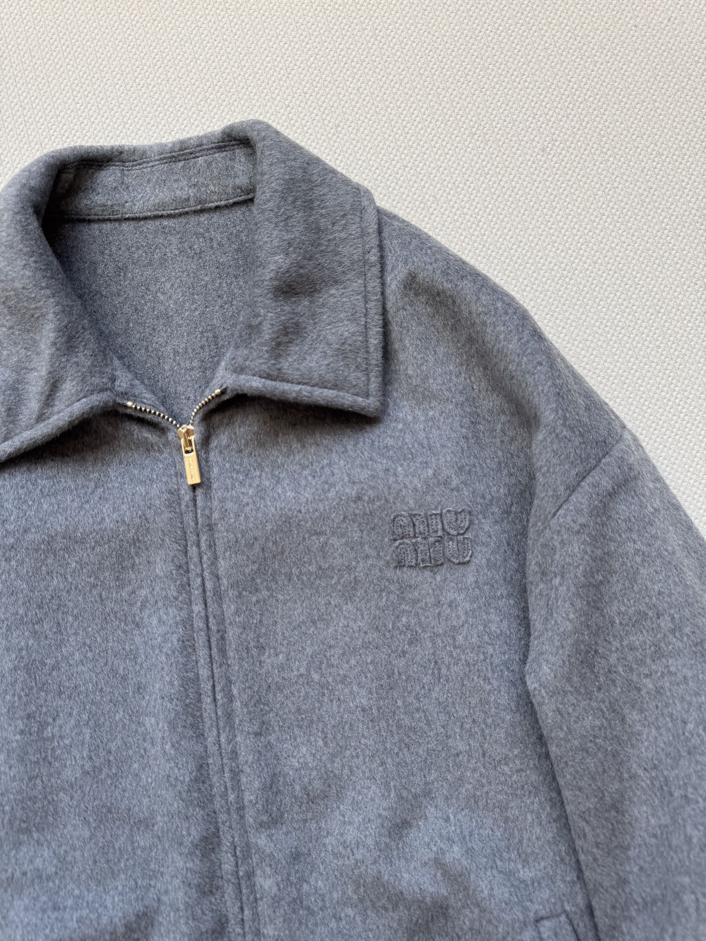 Miumi* 🆕25Fw早秋新款 贴布绣翻领拉链夹克外套丨原版开发！高版出品！骆驼绒材质 经典灰色自带高