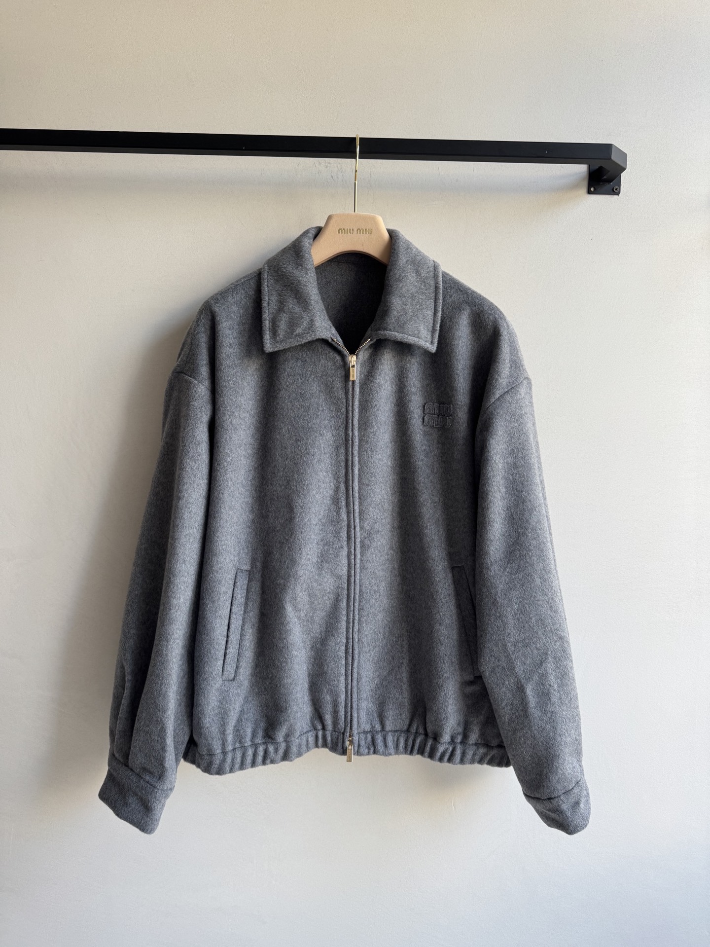 Miumi* 🆕25Fw早秋新款 贴布绣翻领拉链夹克外套丨原版开发！高版出品！骆驼绒材质 经典灰色自带高