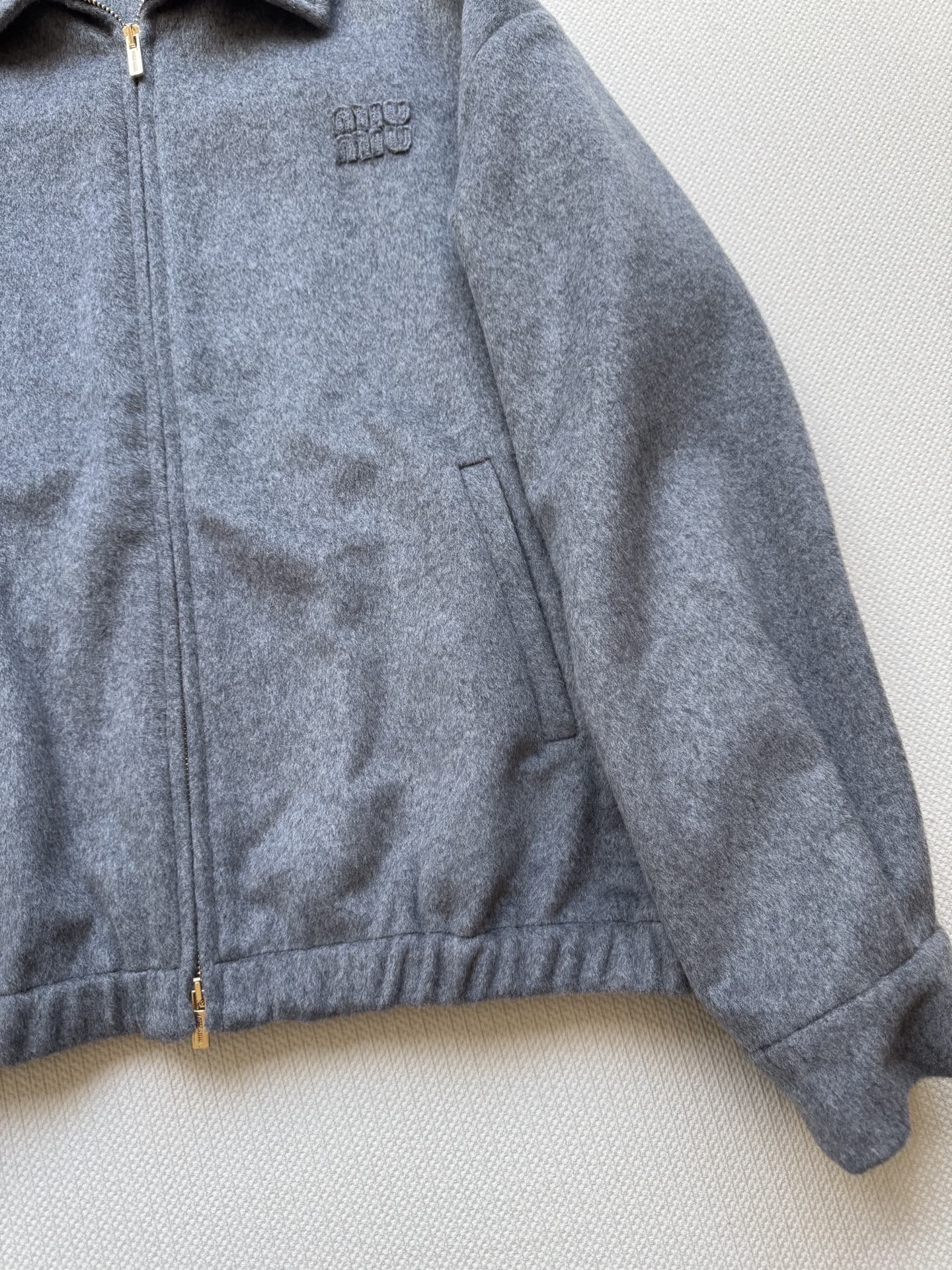 Miumi* 🆕25Fw早秋新款 贴布绣翻领拉链夹克外套丨原版开发！高版出品！骆驼绒材质 经典灰色自带高