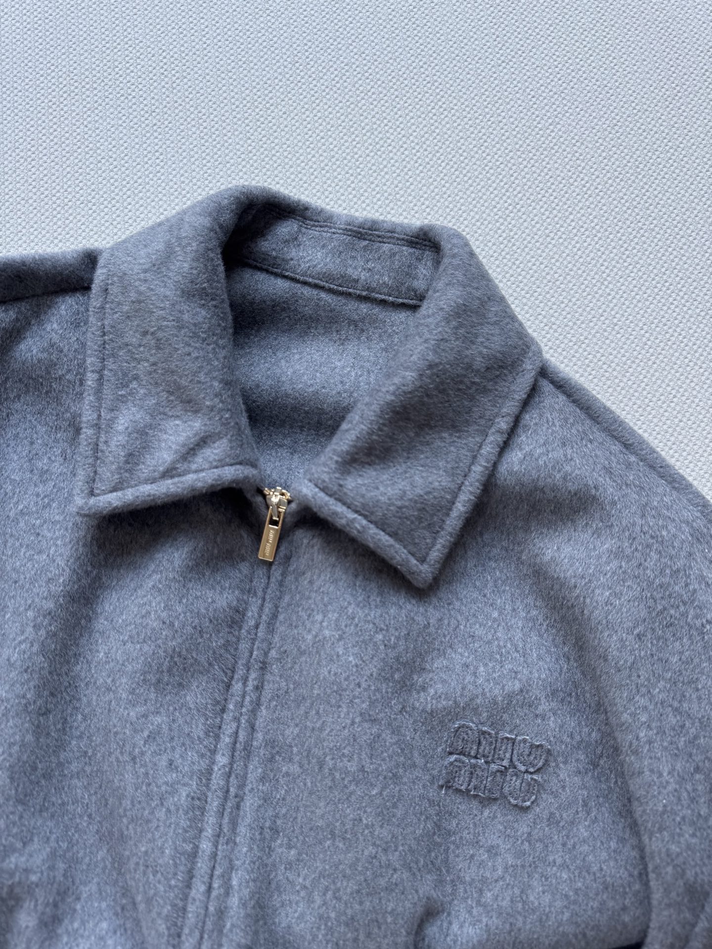 Miumi* 🆕25Fw早秋新款 贴布绣翻领拉链夹克外套丨原版开发！高版出品！骆驼绒材质 经典灰色自带高