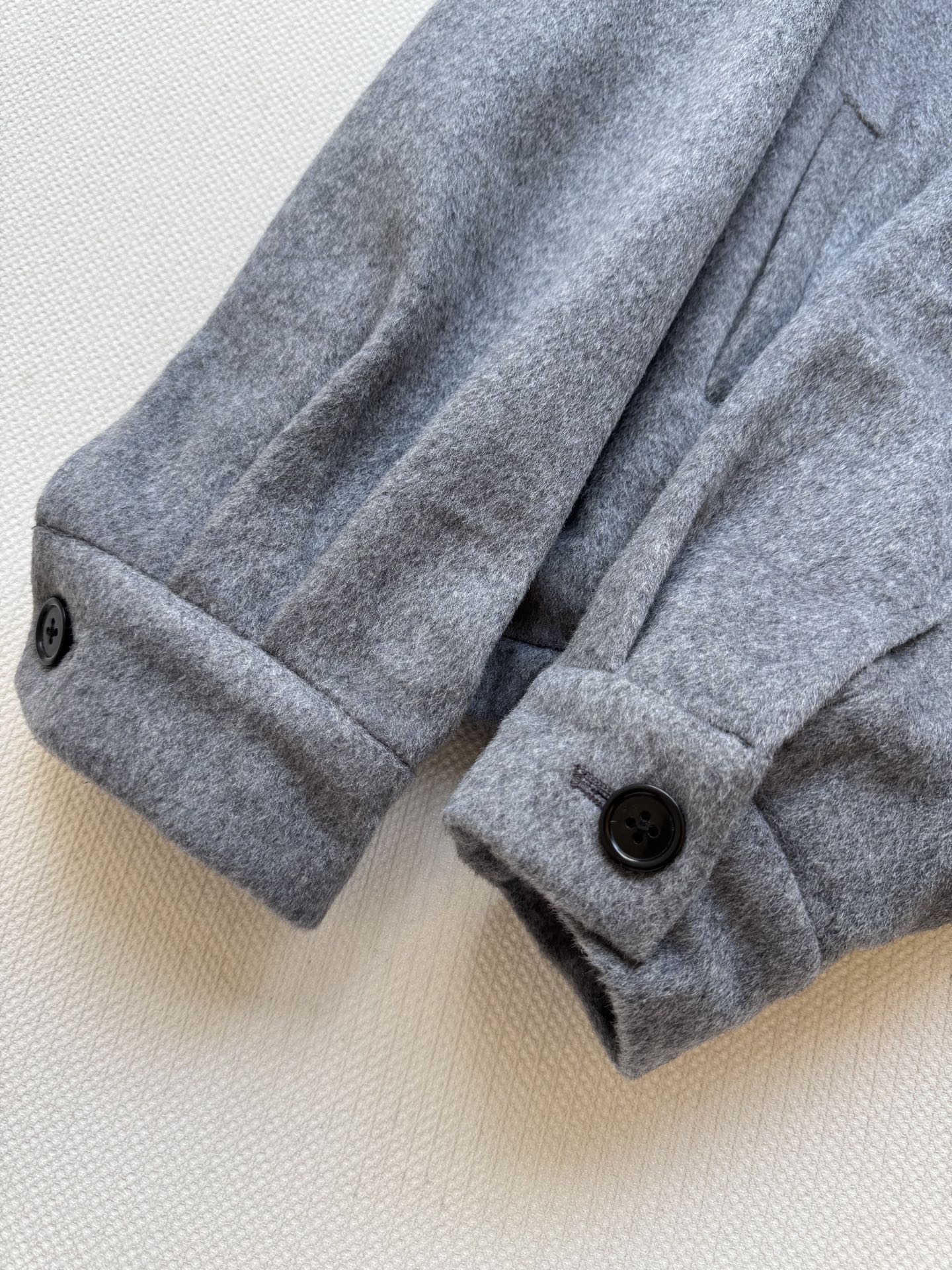 Miumi* 🆕25Fw早秋新款 贴布绣翻领拉链夹克外套丨原版开发！高版出品！骆驼绒材质 经典灰色自带高