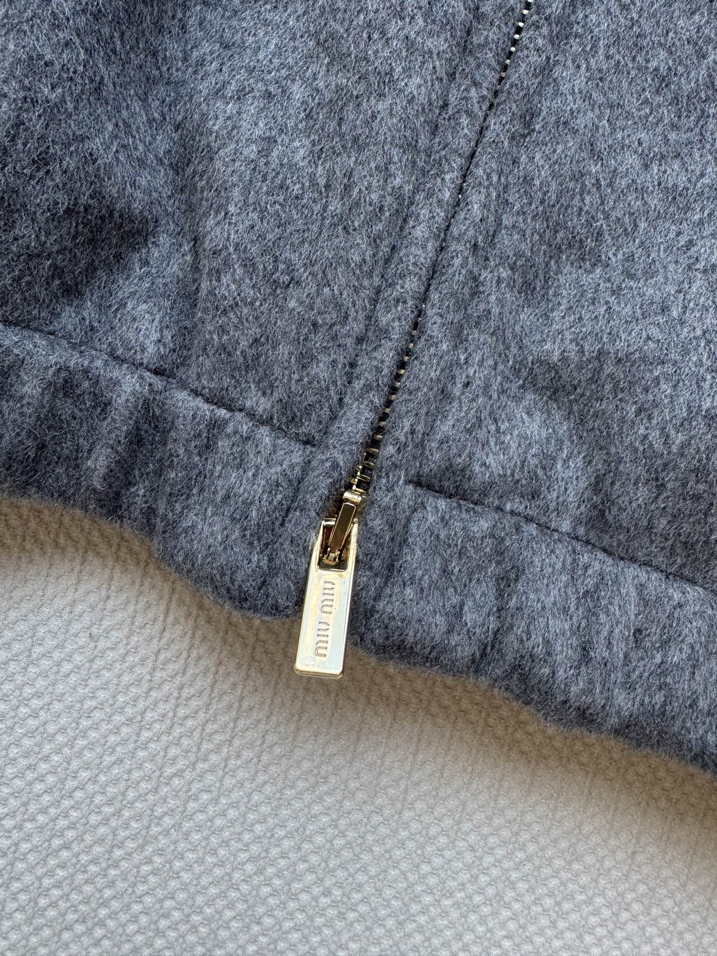 Miumi* 🆕25Fw早秋新款 贴布绣翻领拉链夹克外套丨原版开发！高版出品！骆驼绒材质 经典灰色自带高