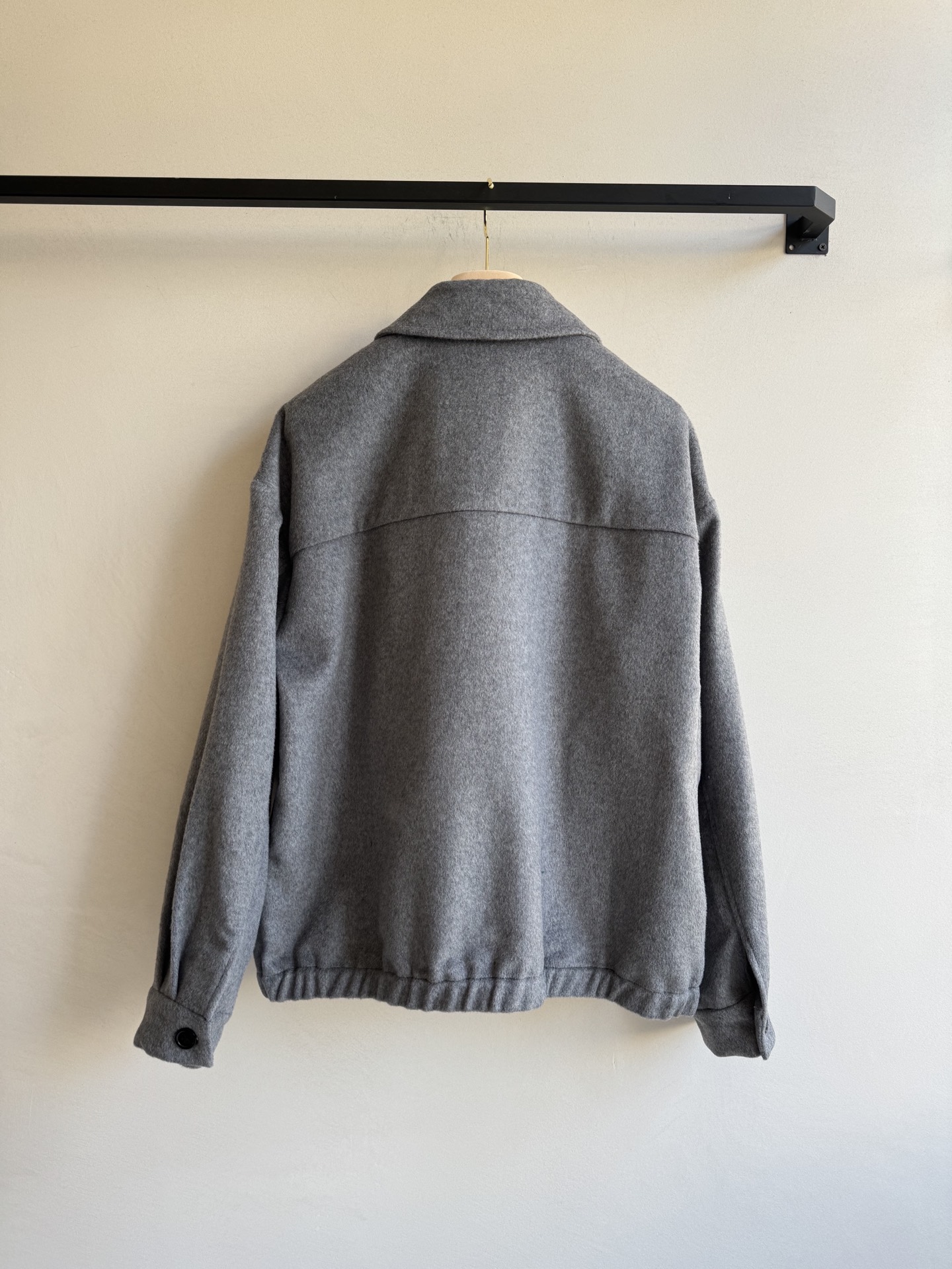 Miumi* 🆕25Fw早秋新款 贴布绣翻领拉链夹克外套丨原版开发！高版出品！骆驼绒材质 经典灰色自带高