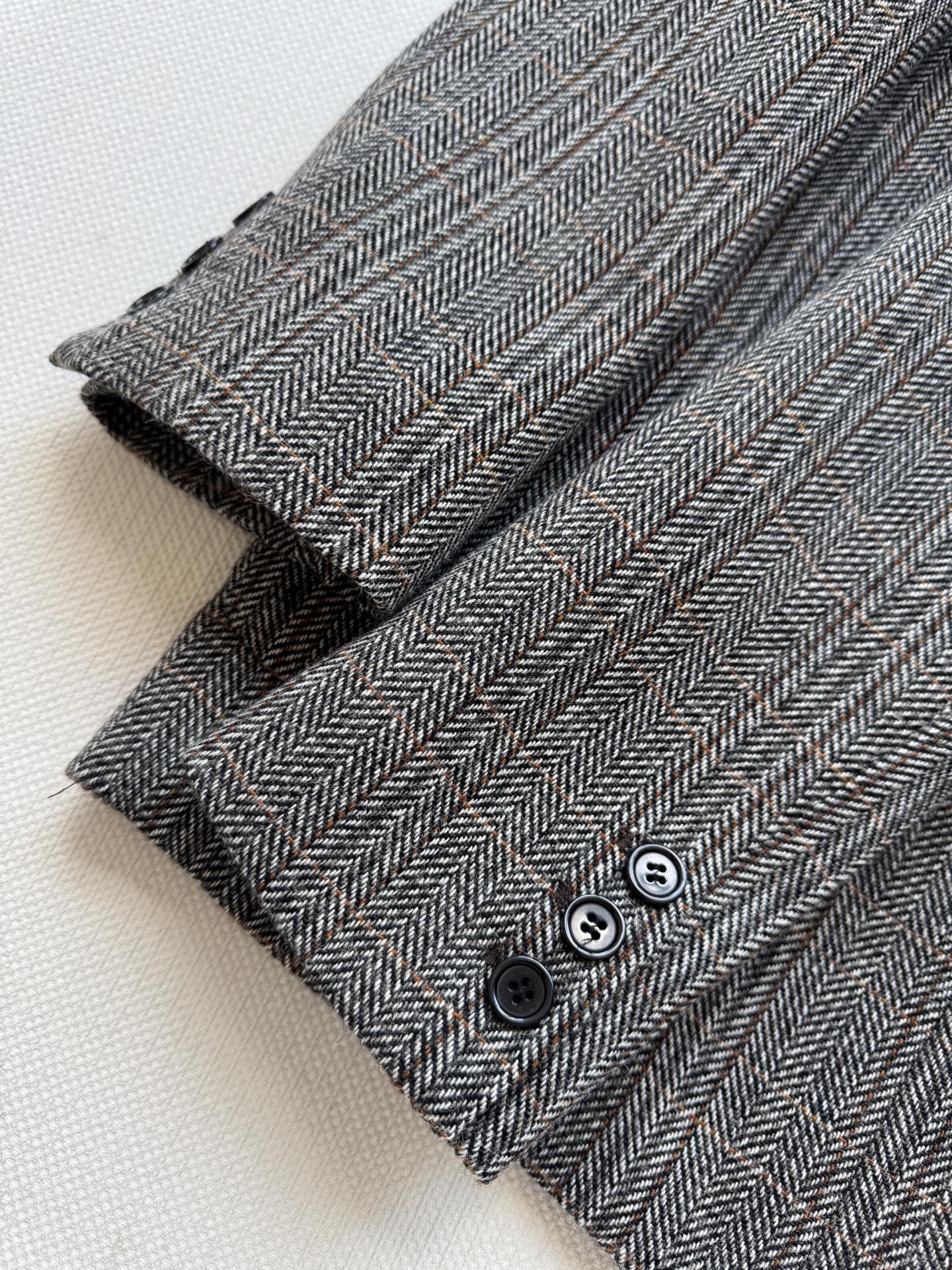 Miumi*2025新翻领格纹口袋西装外套原版开发 高版出品 进口精纺羊毛材质，质感光泽，垂感更强，毛呢