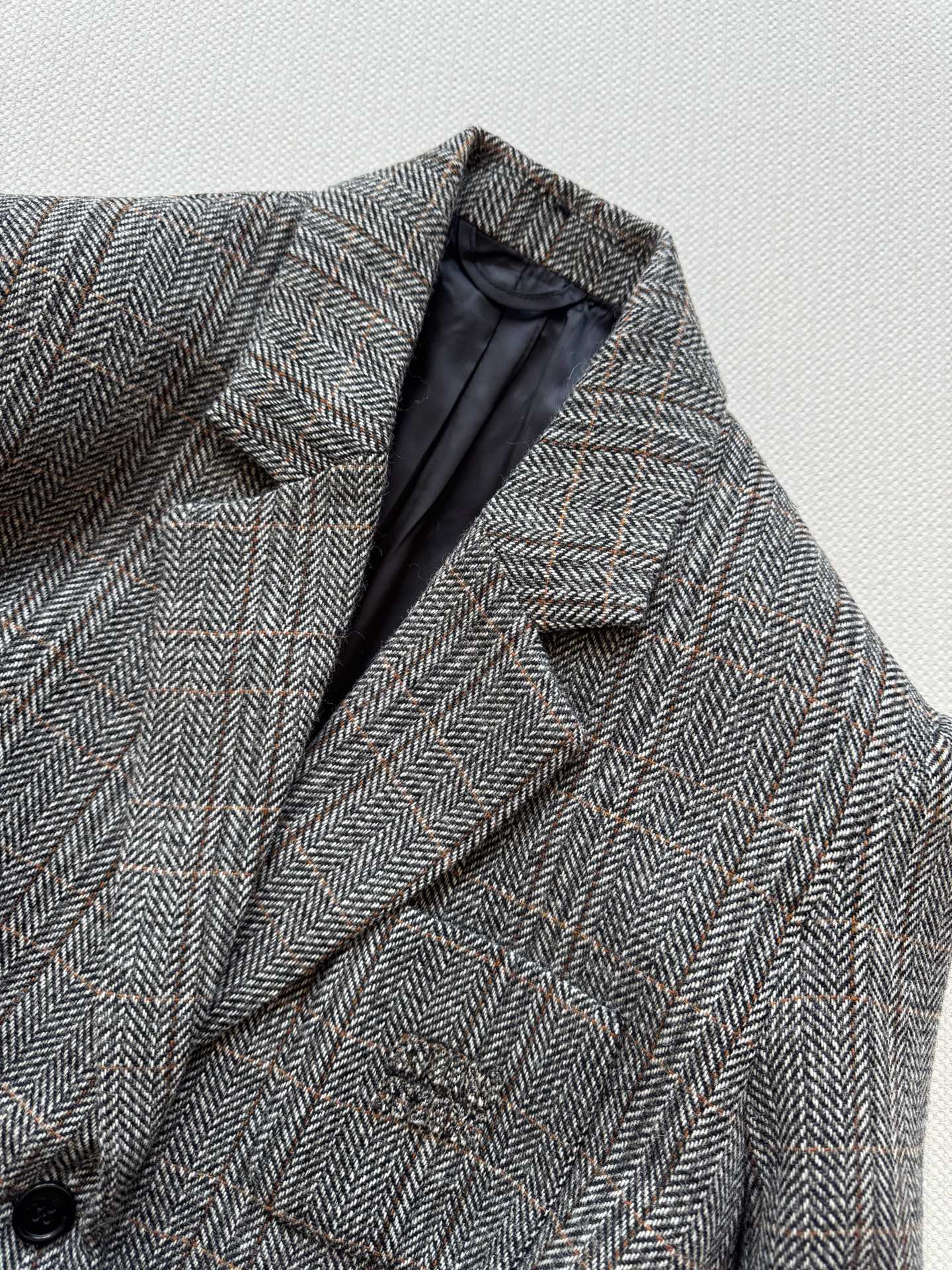Miumi*2025新翻领格纹口袋西装外套原版开发 高版出品 进口精纺羊毛材质，质感光泽，垂感更强，毛呢