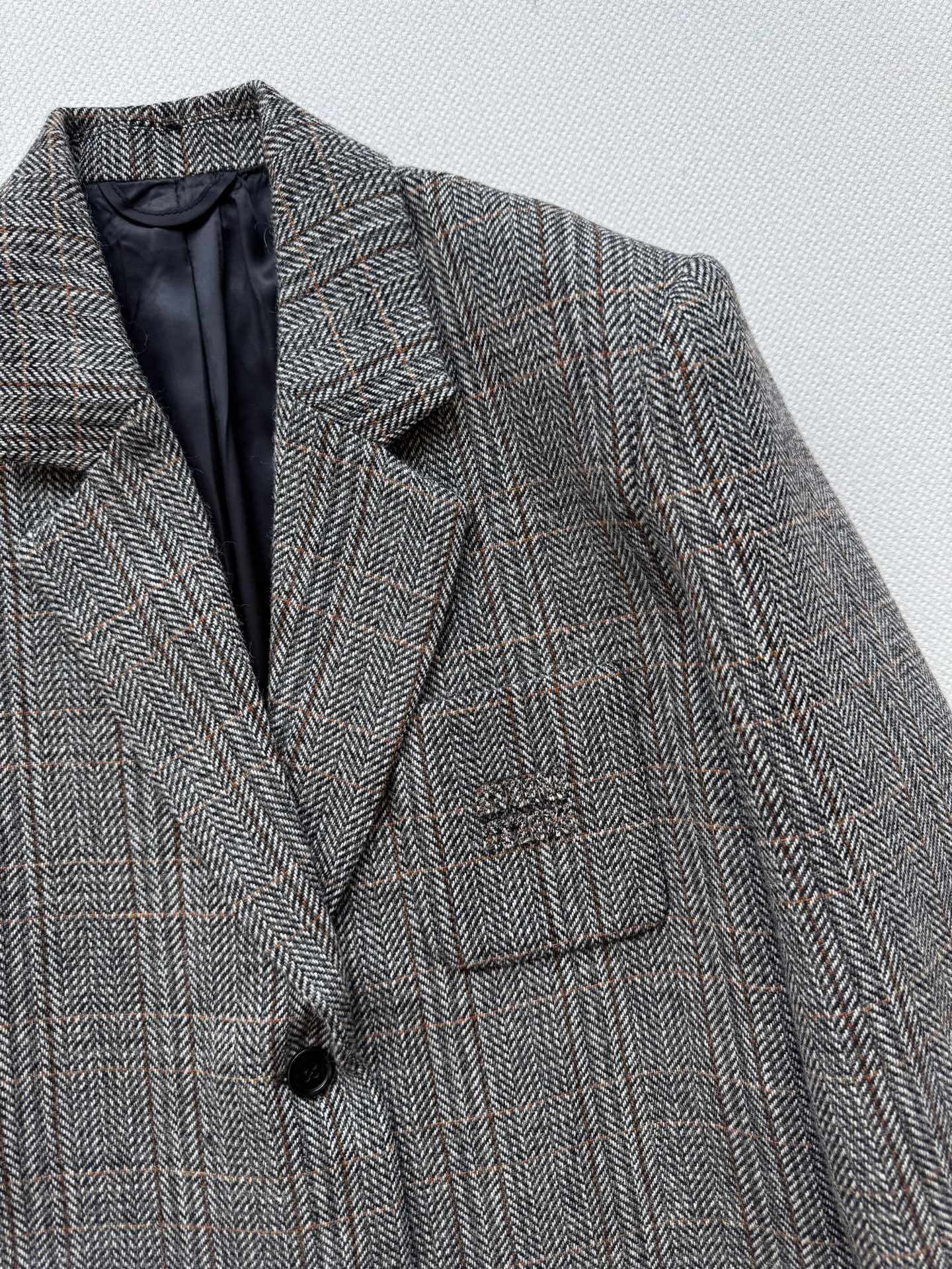 Miumi*2025新翻领格纹口袋西装外套原版开发 高版出品 进口精纺羊毛材质，质感光泽，垂感更强，毛呢