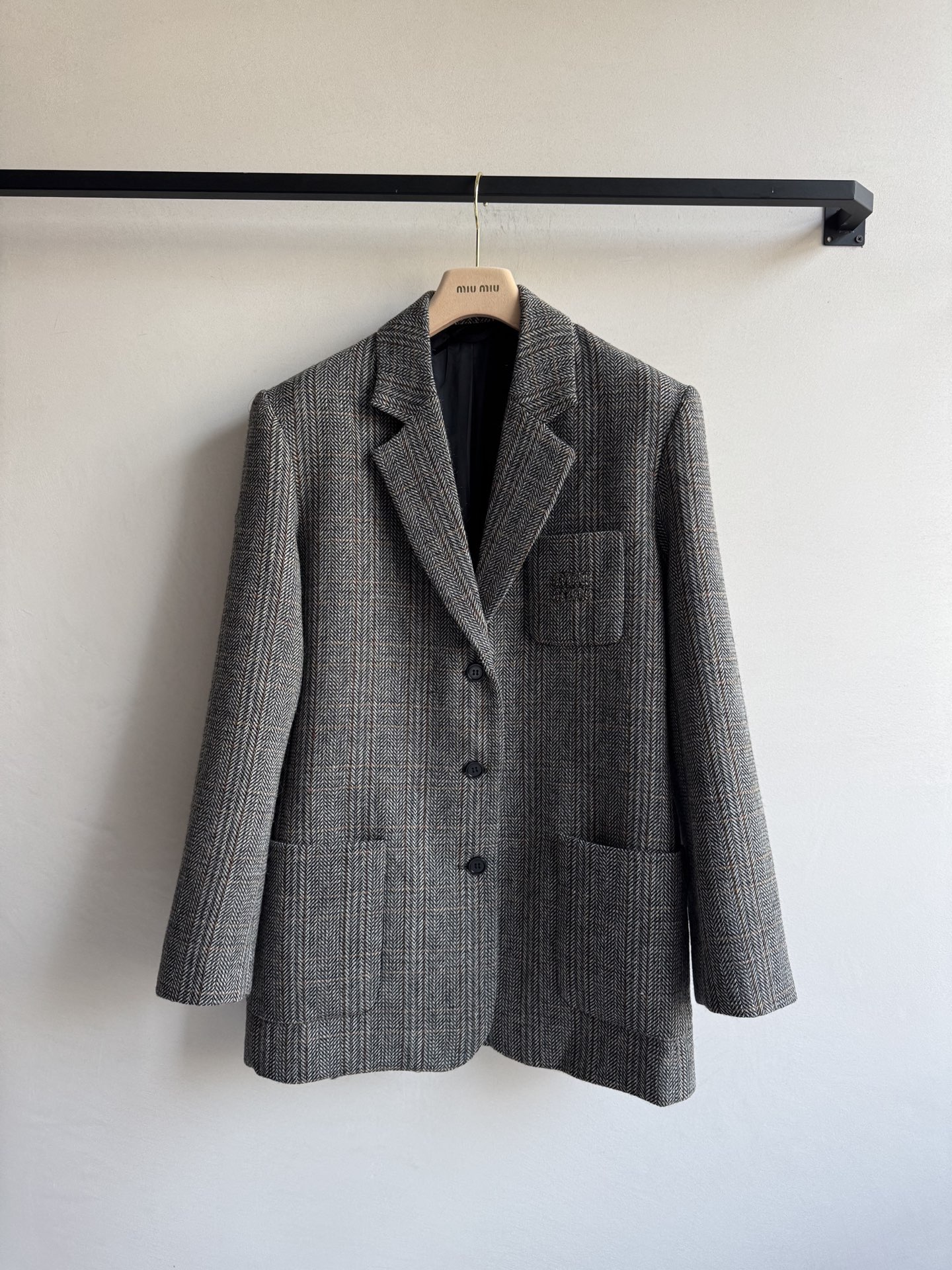Miumi*2025新翻领格纹口袋西装外套原版开发 高版出品 进口精纺羊毛材质，质感光泽，垂感更强，毛呢