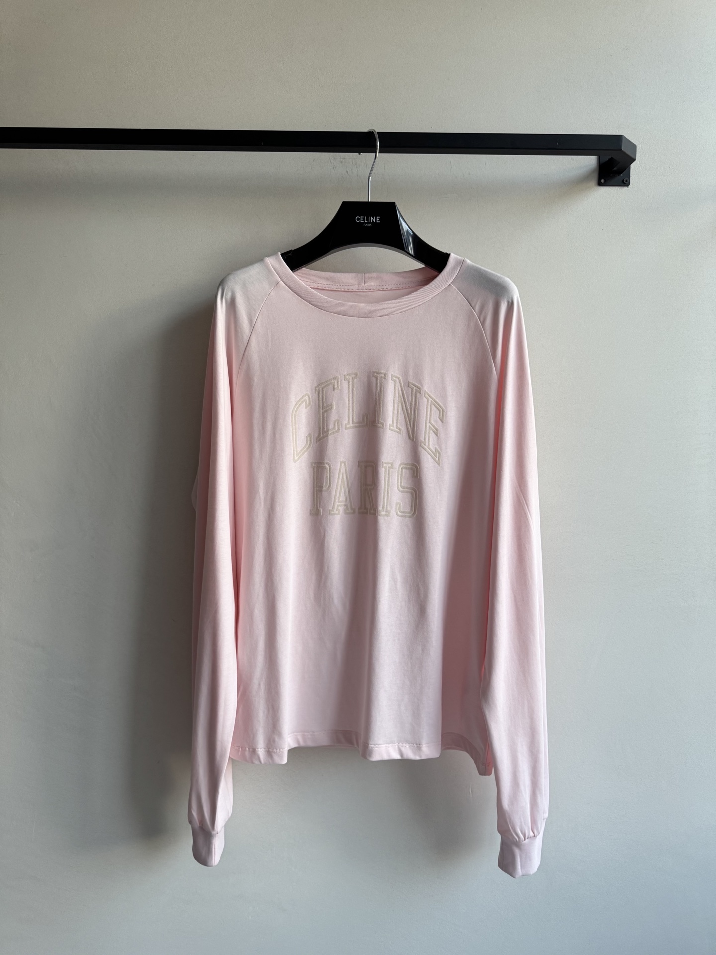 Celin*🆕25Fw早秋新款 字母植绒长袖T恤 原版开发 高版出品！它以极简廓形勾勒松弛感，经典的字母