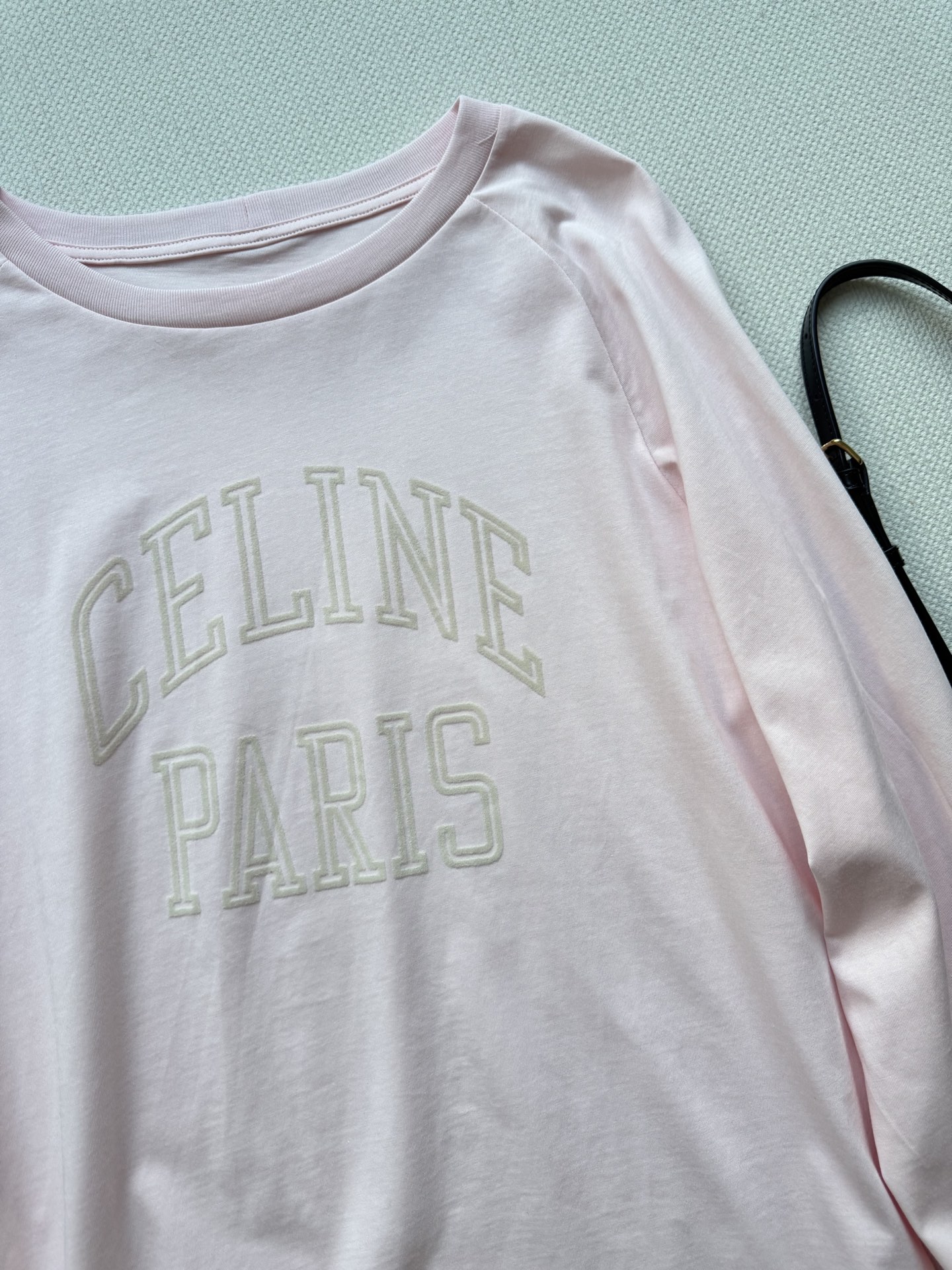 Celin*🆕25Fw早秋新款 字母植绒长袖T恤 原版开发 高版出品！它以极简廓形勾勒松弛感，经典的字母