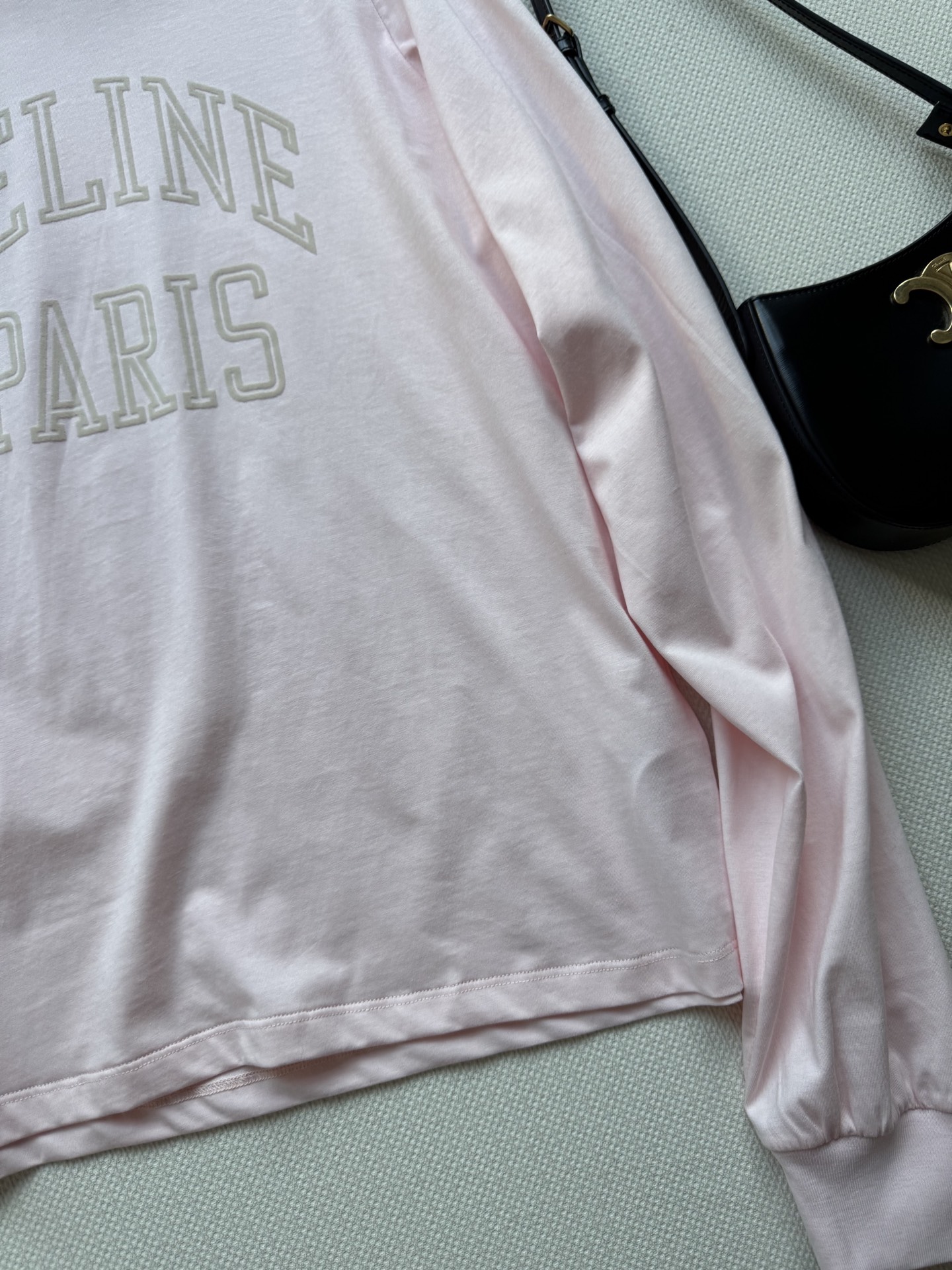 Celin*🆕25Fw早秋新款 字母植绒长袖T恤 原版开发 高版出品！它以极简廓形勾勒松弛感，经典的字母