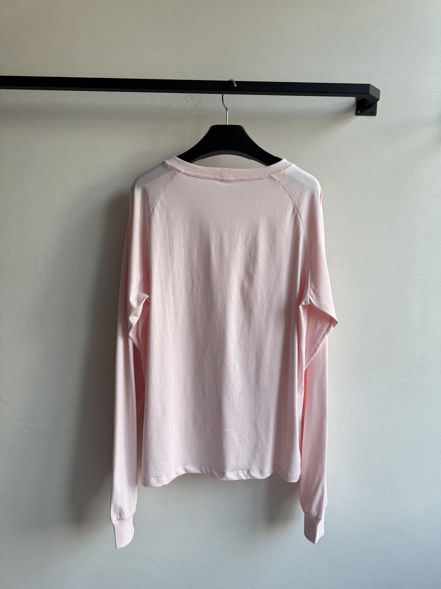 Celin*🆕25Fw早秋新款 字母植绒长袖T恤 原版开发 高版出品！它以极简廓形勾勒松弛感，经典的字母