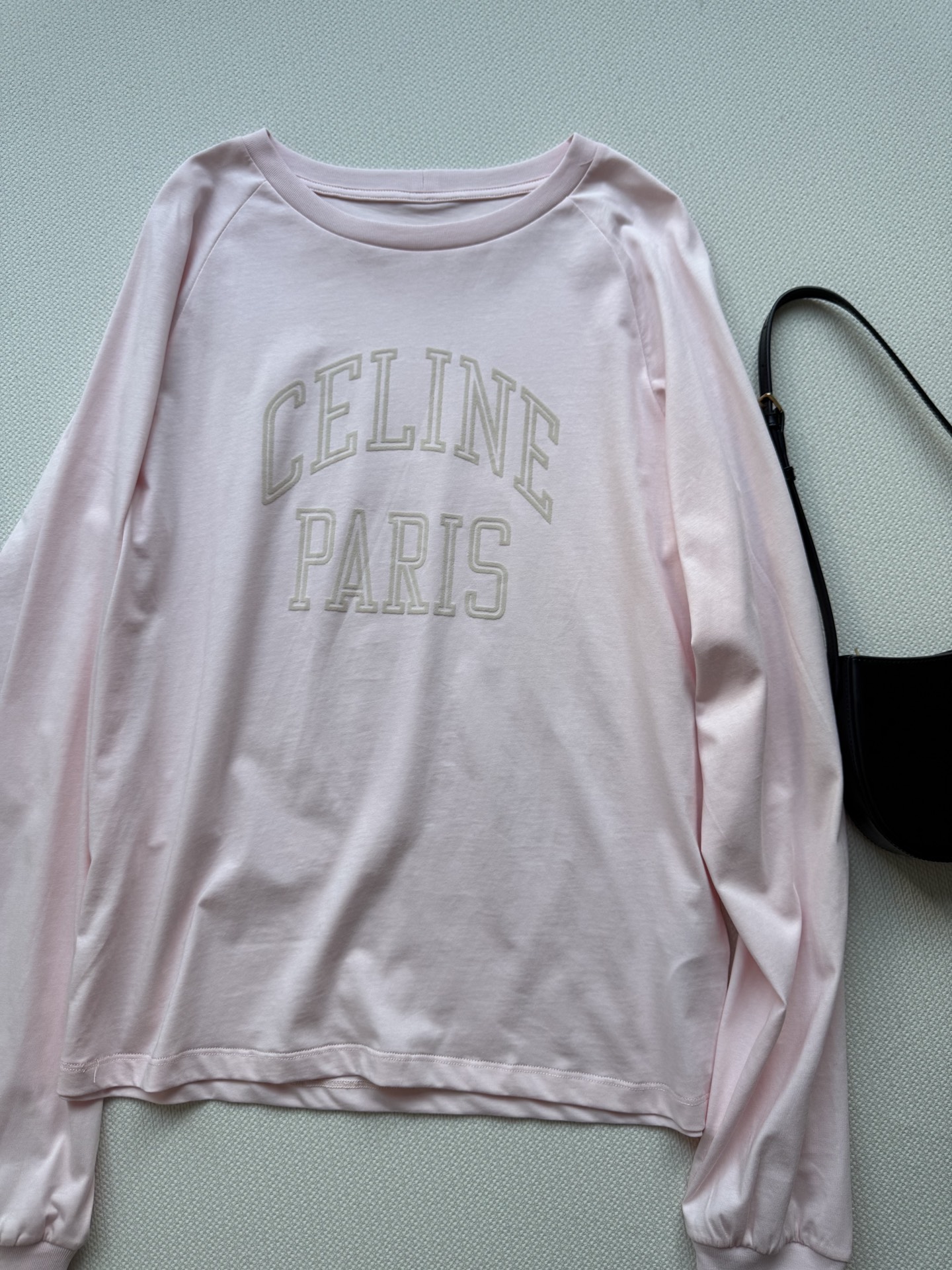 Celin*🆕25Fw早秋新款 字母植绒长袖T恤 原版开发 高版出品！它以极简廓形勾勒松弛感，经典的字母