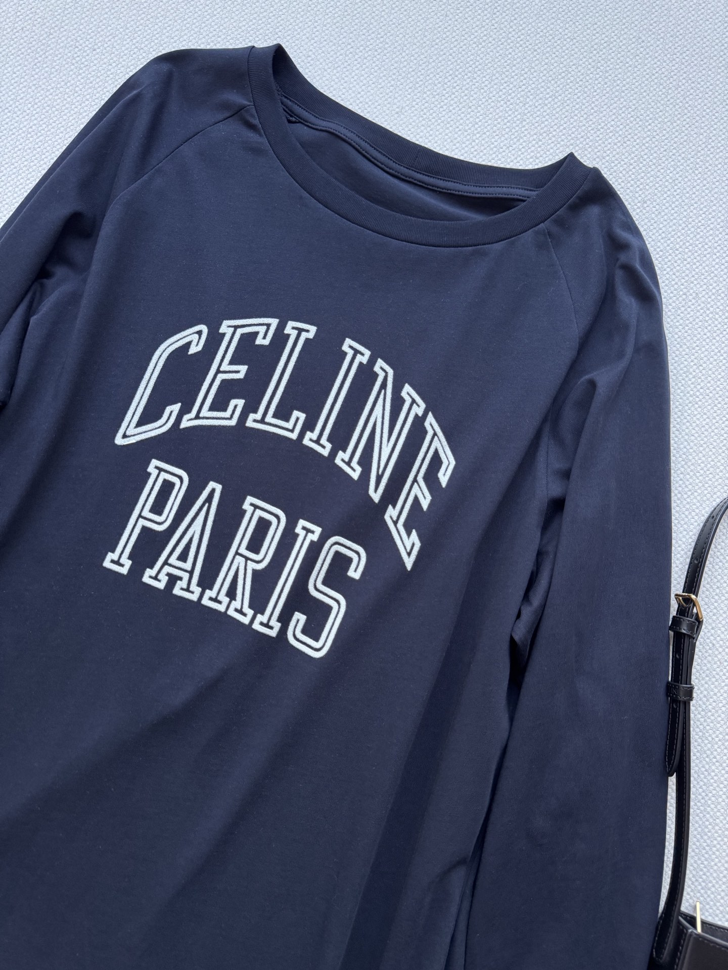 Celin*🆕25Fw早秋新款 字母植绒长袖T恤 原版开发 高版出品！它以极简廓形勾勒松弛感，经典的字母