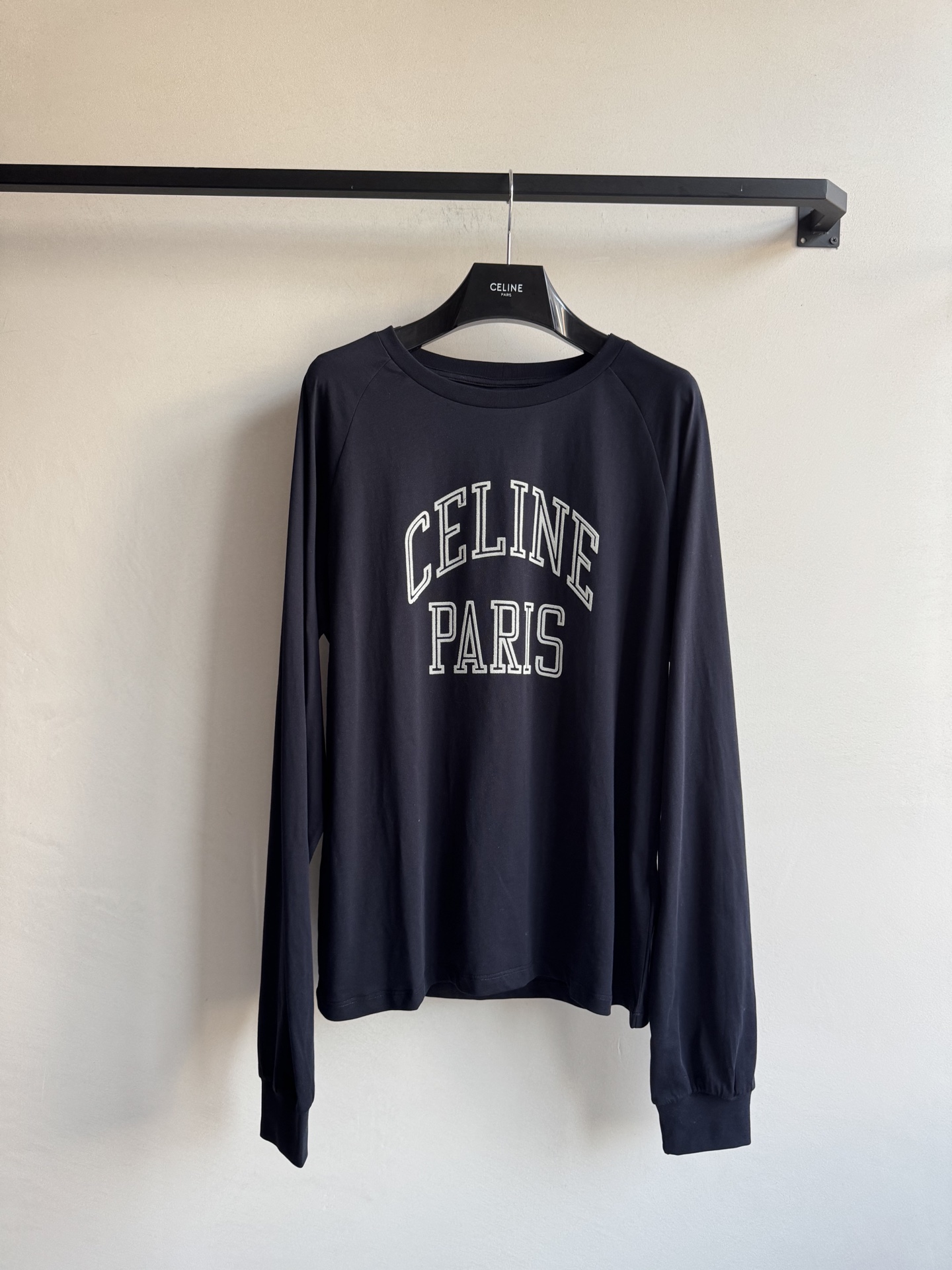 Celin*🆕25Fw早秋新款 字母植绒长袖T恤 原版开发 高版出品！它以极简廓形勾勒松弛感，经典的字母