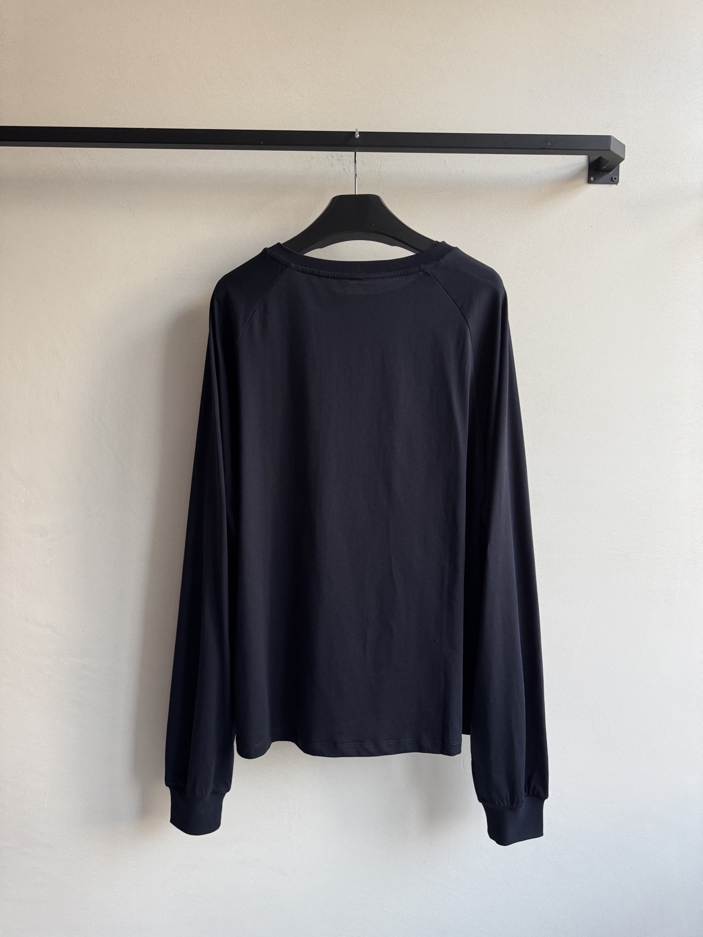 Celin*🆕25Fw早秋新款 字母植绒长袖T恤 原版开发 高版出品！它以极简廓形勾勒松弛感，经典的字母