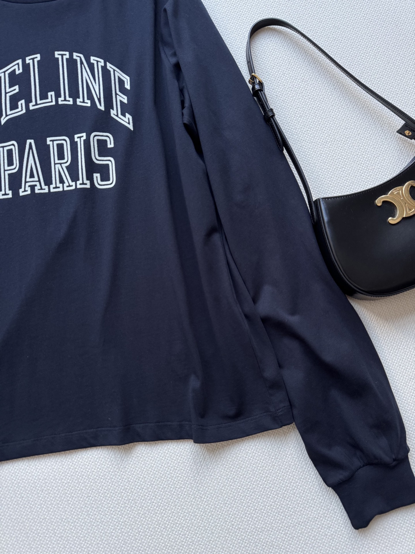 Celin*🆕25Fw早秋新款 字母植绒长袖T恤 原版开发 高版出品！它以极简廓形勾勒松弛感，经典的字母