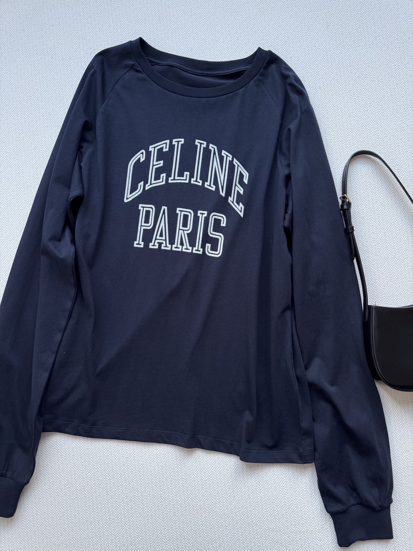 Celin*🆕25Fw早秋新款 字母植绒长袖T恤 原版开发 高版出品！它以极简廓形勾勒松弛感，经典的字母
