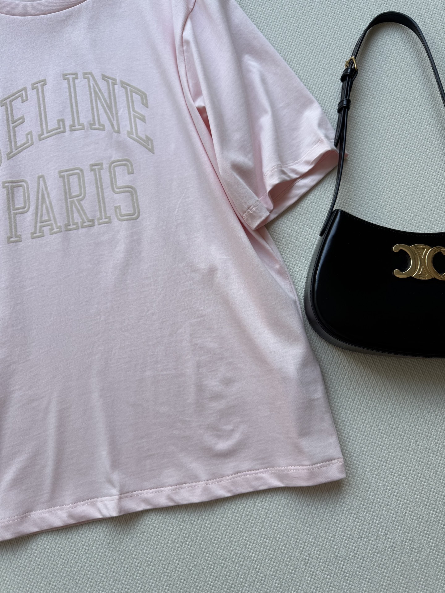 Celin* 25FW秋冬新款 字母印花圆领短袖T恤 原版开发！高版出品！采用高品质棉感面料，亲肤透气且