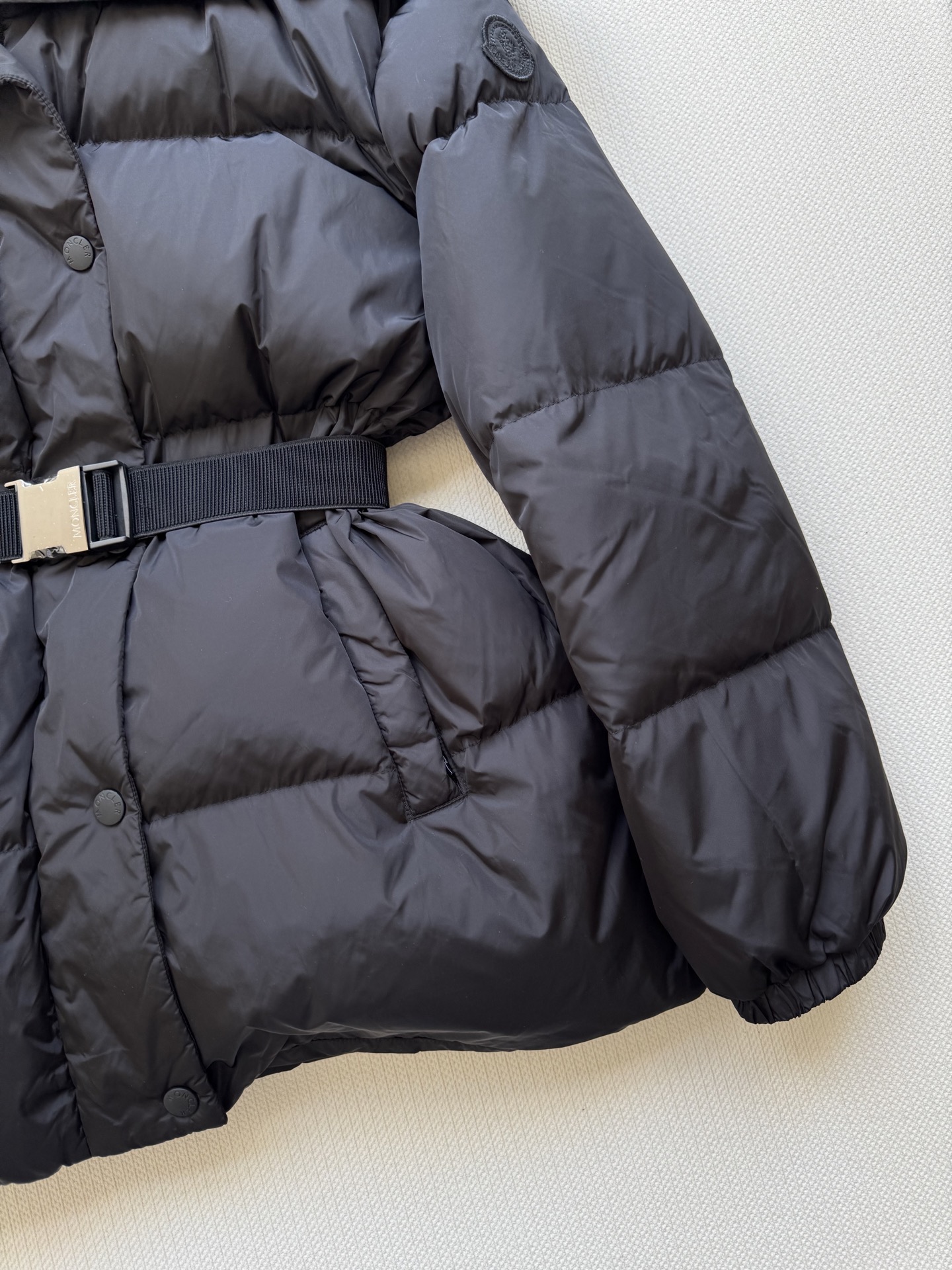 Moncle*🆕新品大翻毛领腰带羽绒外套定制YB防水防风尼龙材质 白鹅绒填充内里 整件轻盈保暖 大翻毛领