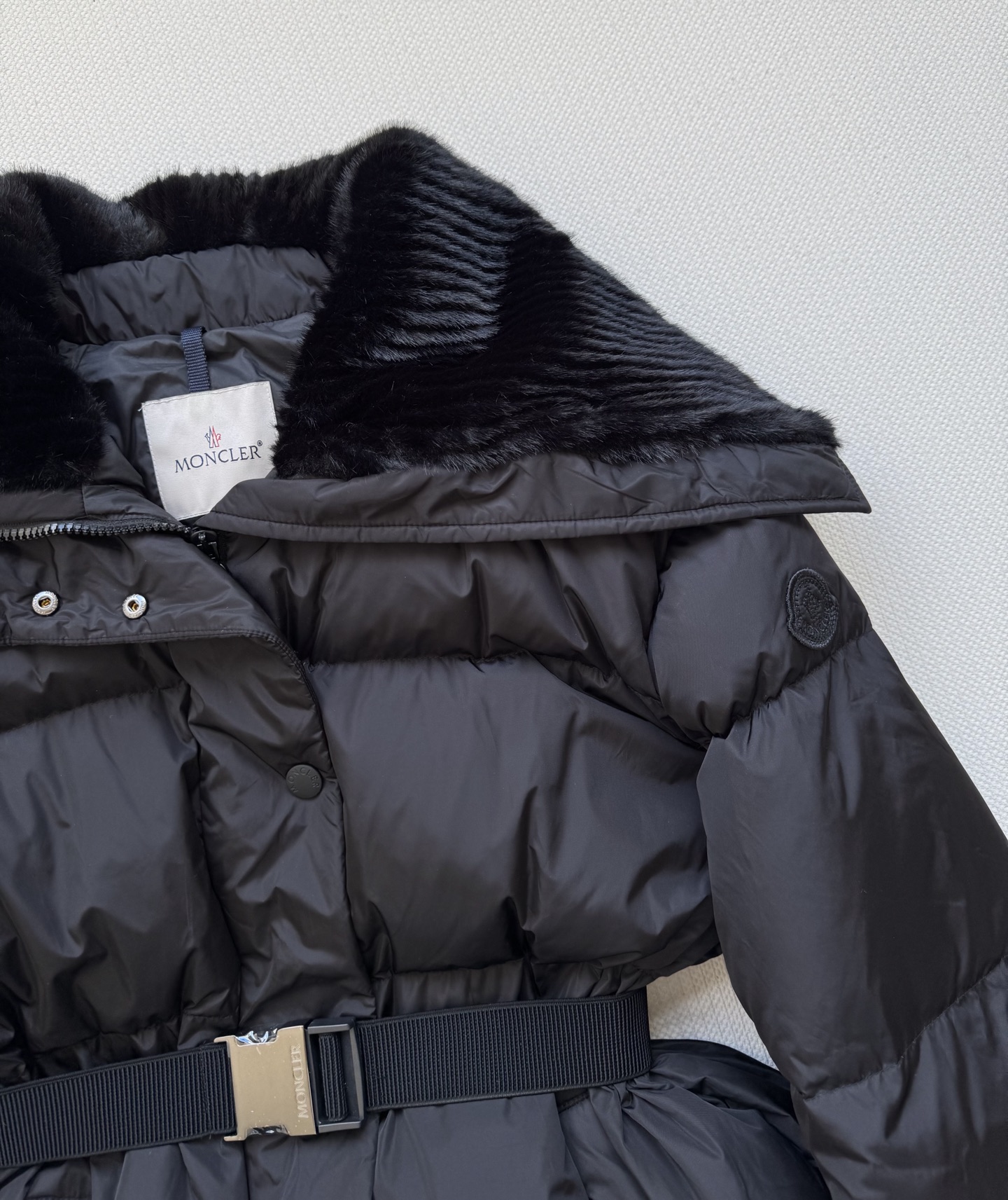 Moncle*🆕新品大翻毛领腰带羽绒外套定制YB防水防风尼龙材质 白鹅绒填充内里 整件轻盈保暖 大翻毛领