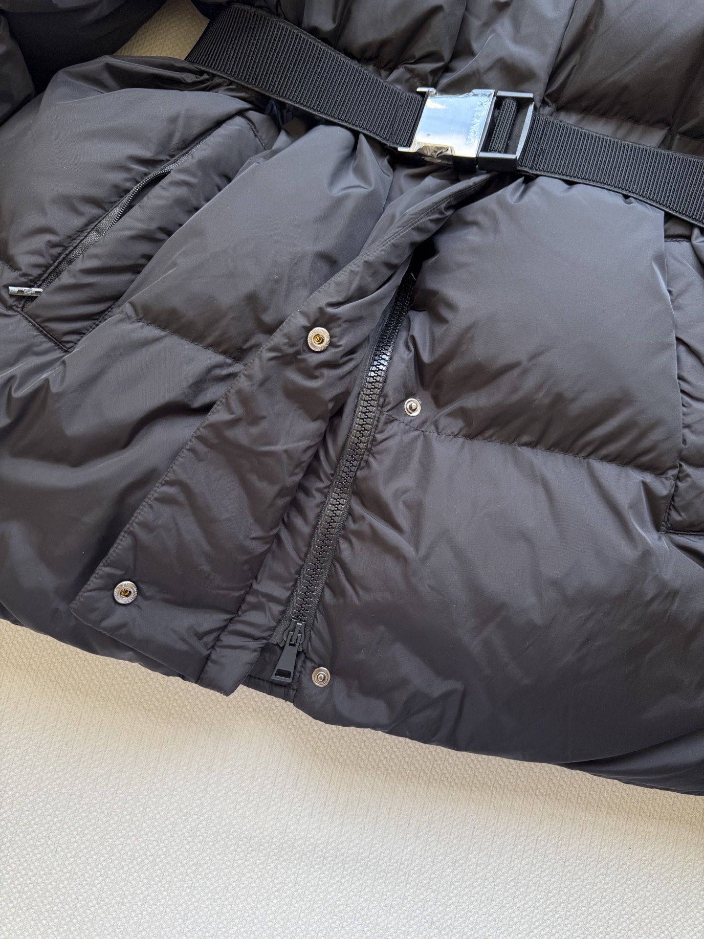 Moncle*🆕新品大翻毛领腰带羽绒外套定制YB防水防风尼龙材质 白鹅绒填充内里 整件轻盈保暖 大翻毛领