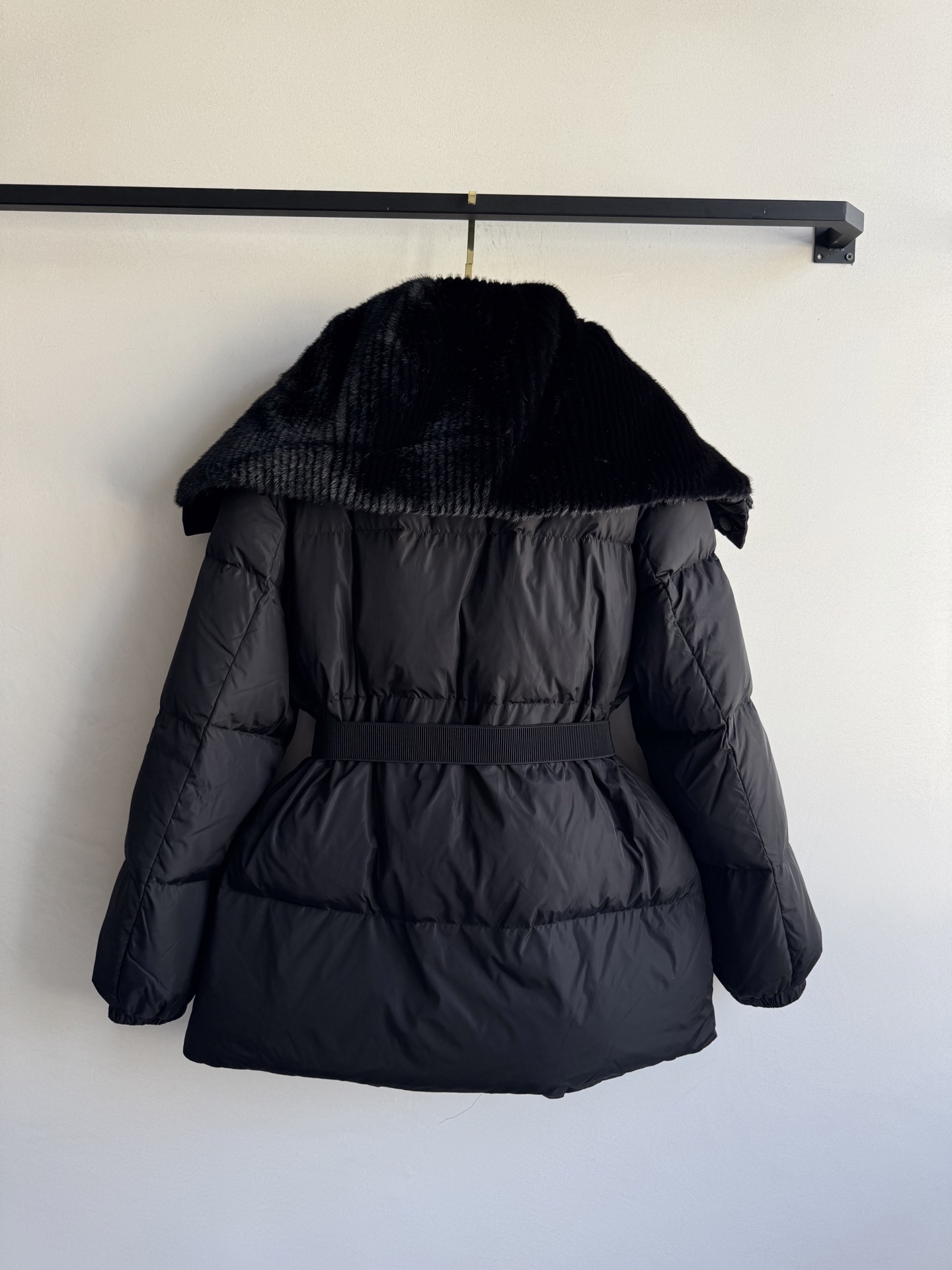 Moncle*🆕新品大翻毛领腰带羽绒外套定制YB防水防风尼龙材质 白鹅绒填充内里 整件轻盈保暖 大翻毛领