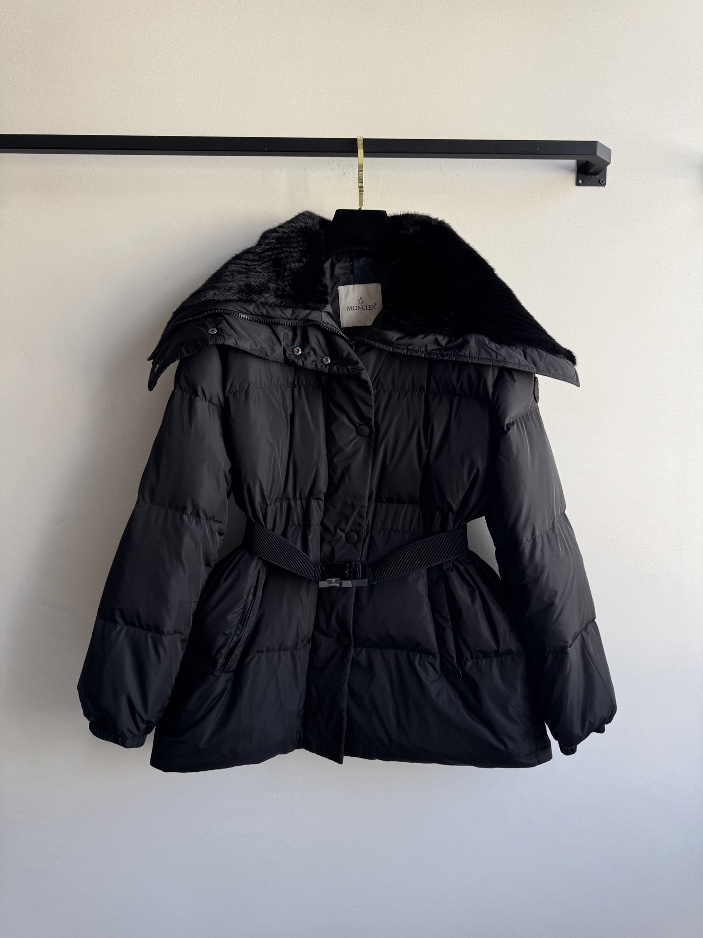 Moncle*🆕新品大翻毛领腰带羽绒外套定制YB防水防风尼龙材质 白鹅绒填充内里 整件轻盈保暖 大翻毛领