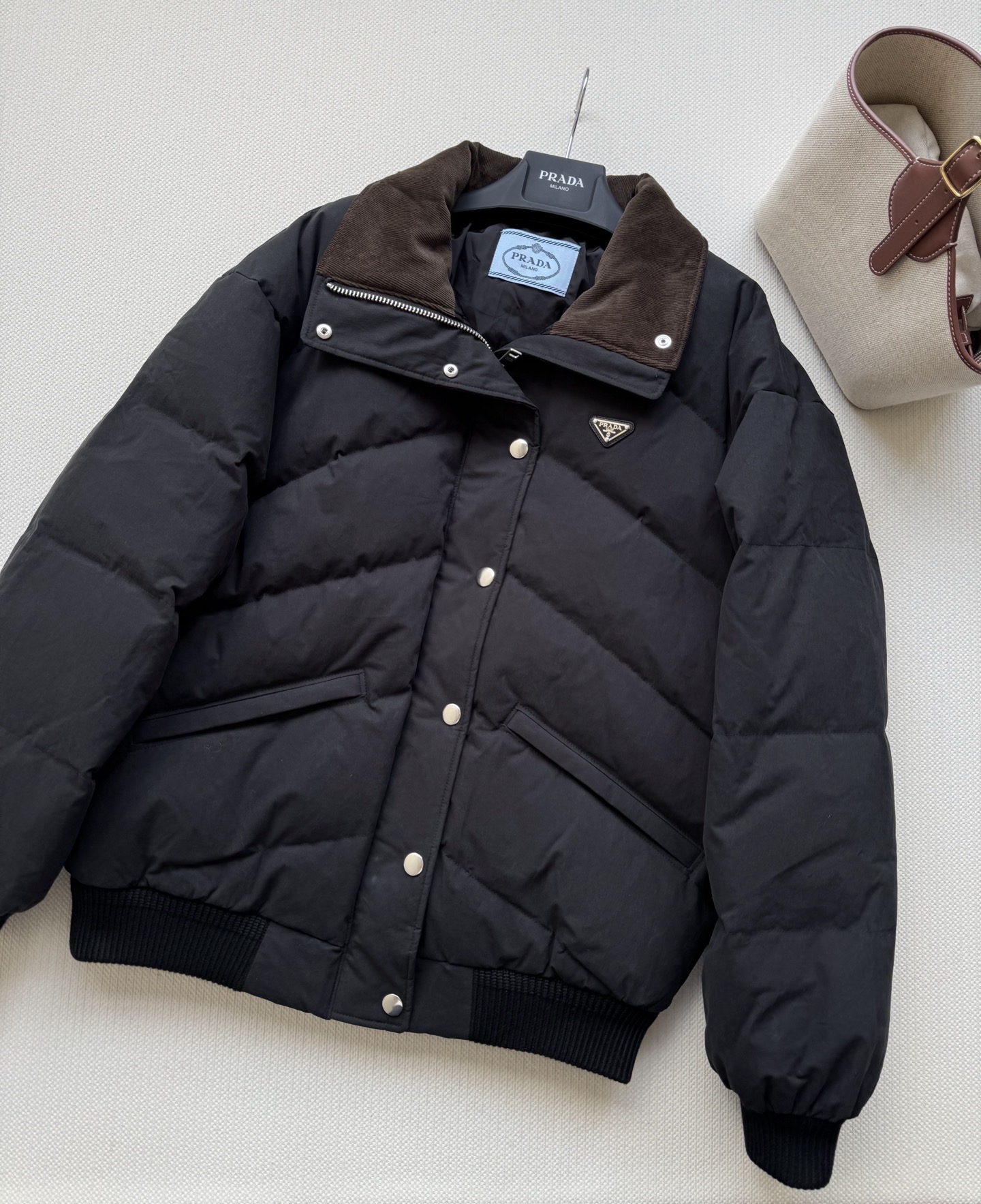 Prad* 🆕25Fw秋冬新款 三角徽标立领府绸质感羽绒服夹克外套 原版开发！高版出品！以立领设计重构经