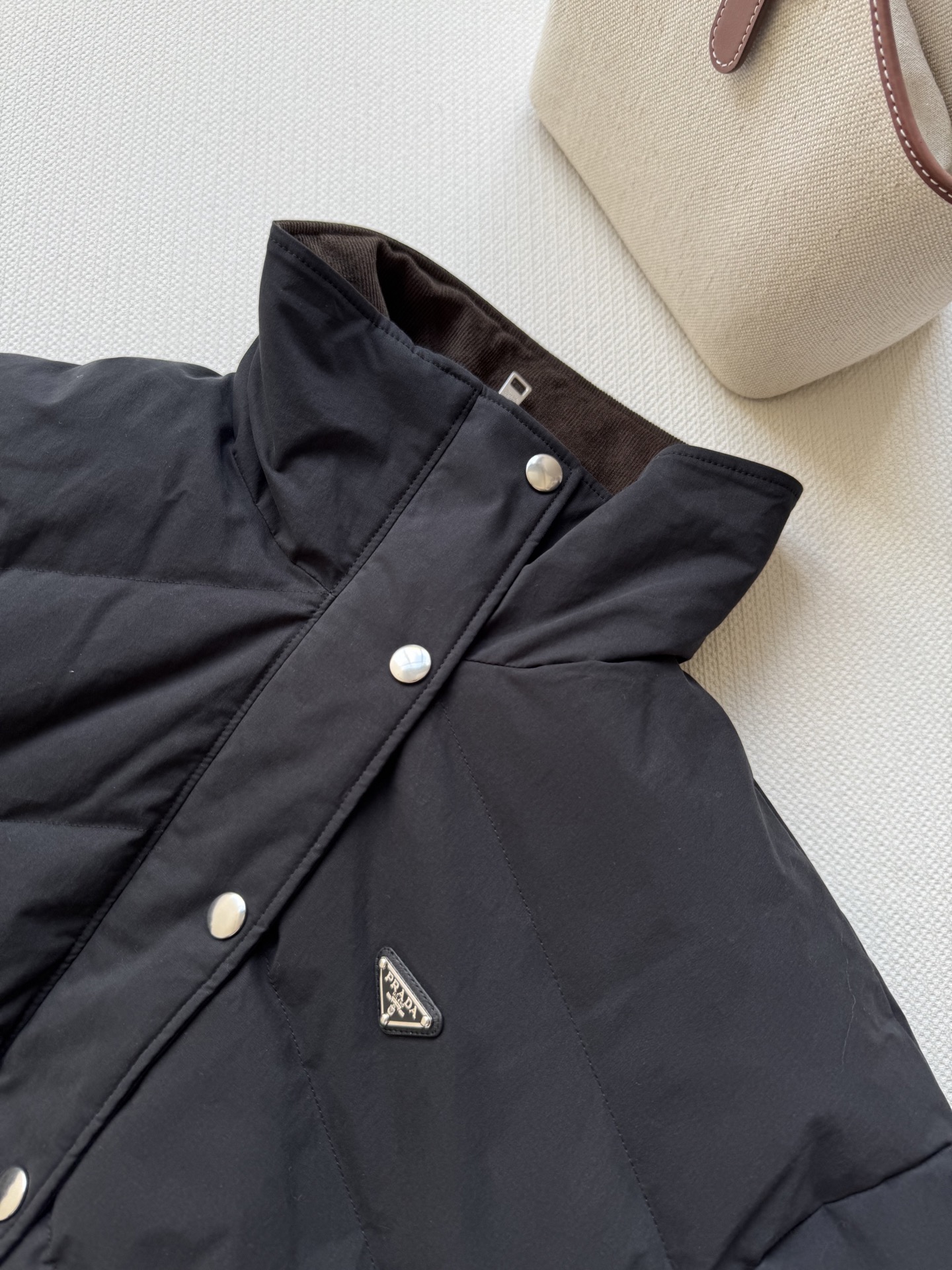Prad* 🆕25Fw秋冬新款 三角徽标立领府绸质感羽绒服夹克外套 原版开发！高版出品！以立领设计重构经