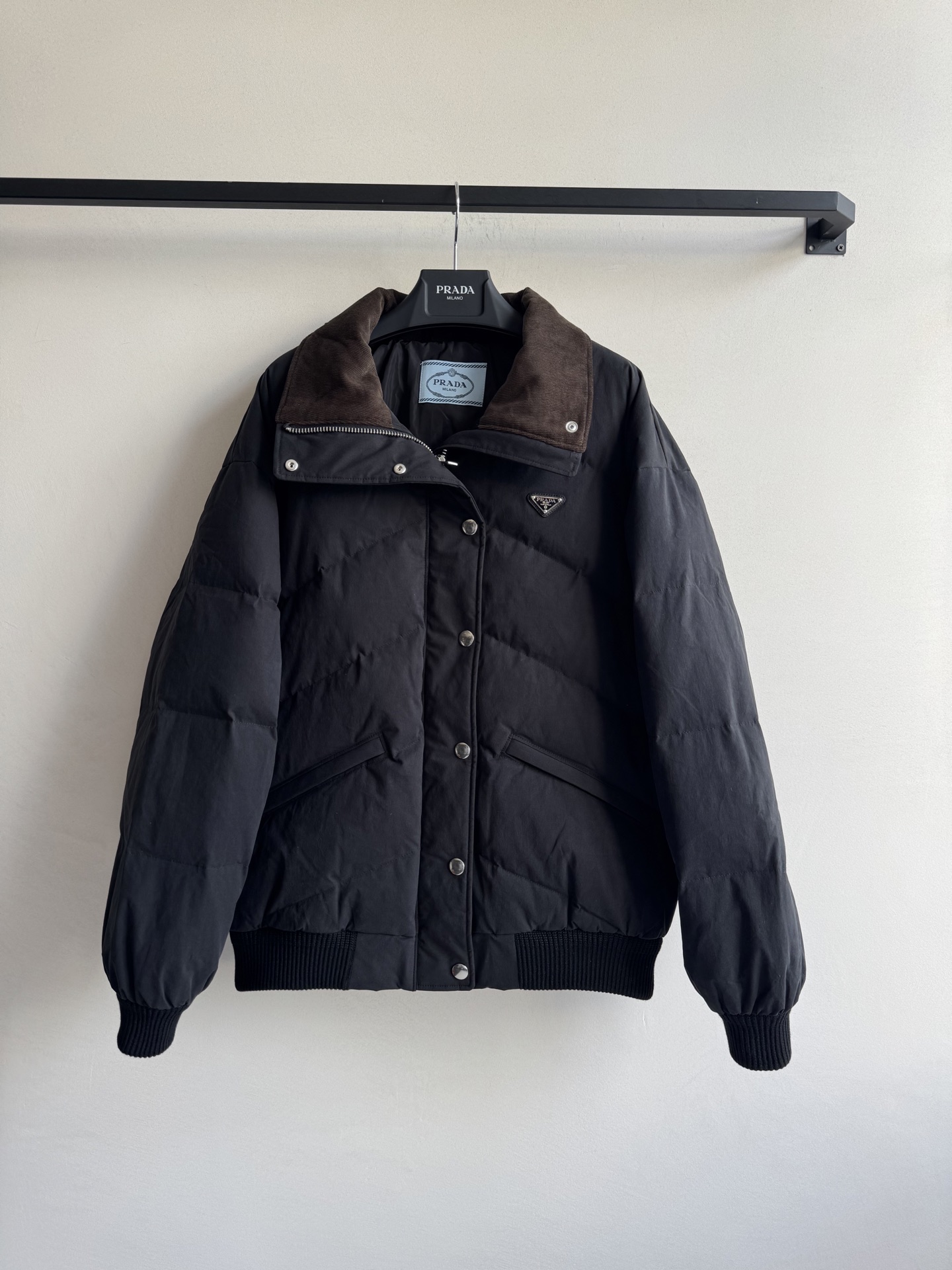 Prad* 🆕25Fw秋冬新款 三角徽标立领府绸质感羽绒服夹克外套 原版开发！高版出品！以立领设计重构经