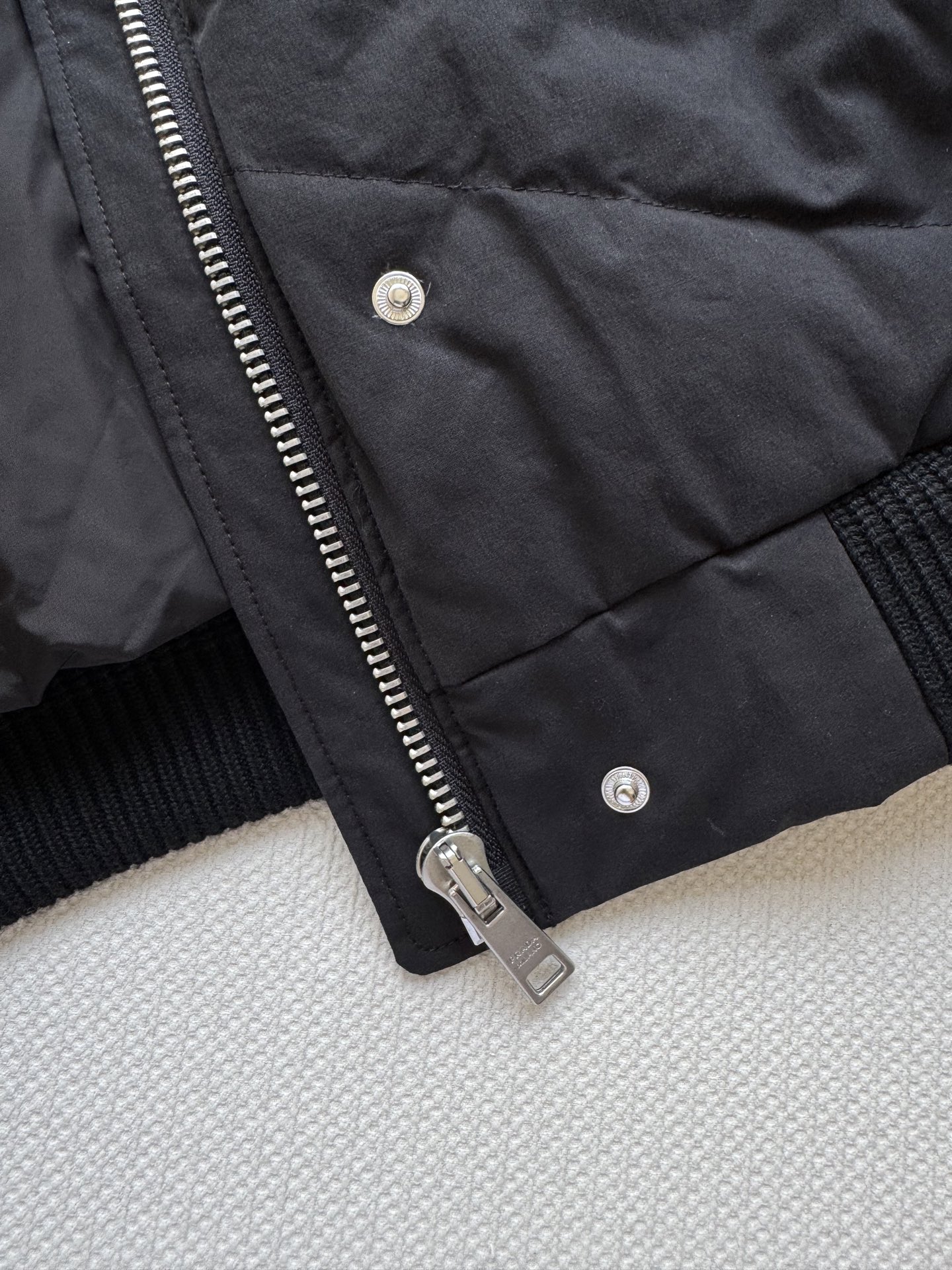 Prad* 🆕25Fw秋冬新款 三角徽标立领府绸质感羽绒服夹克外套 原版开发！高版出品！以立领设计重构经