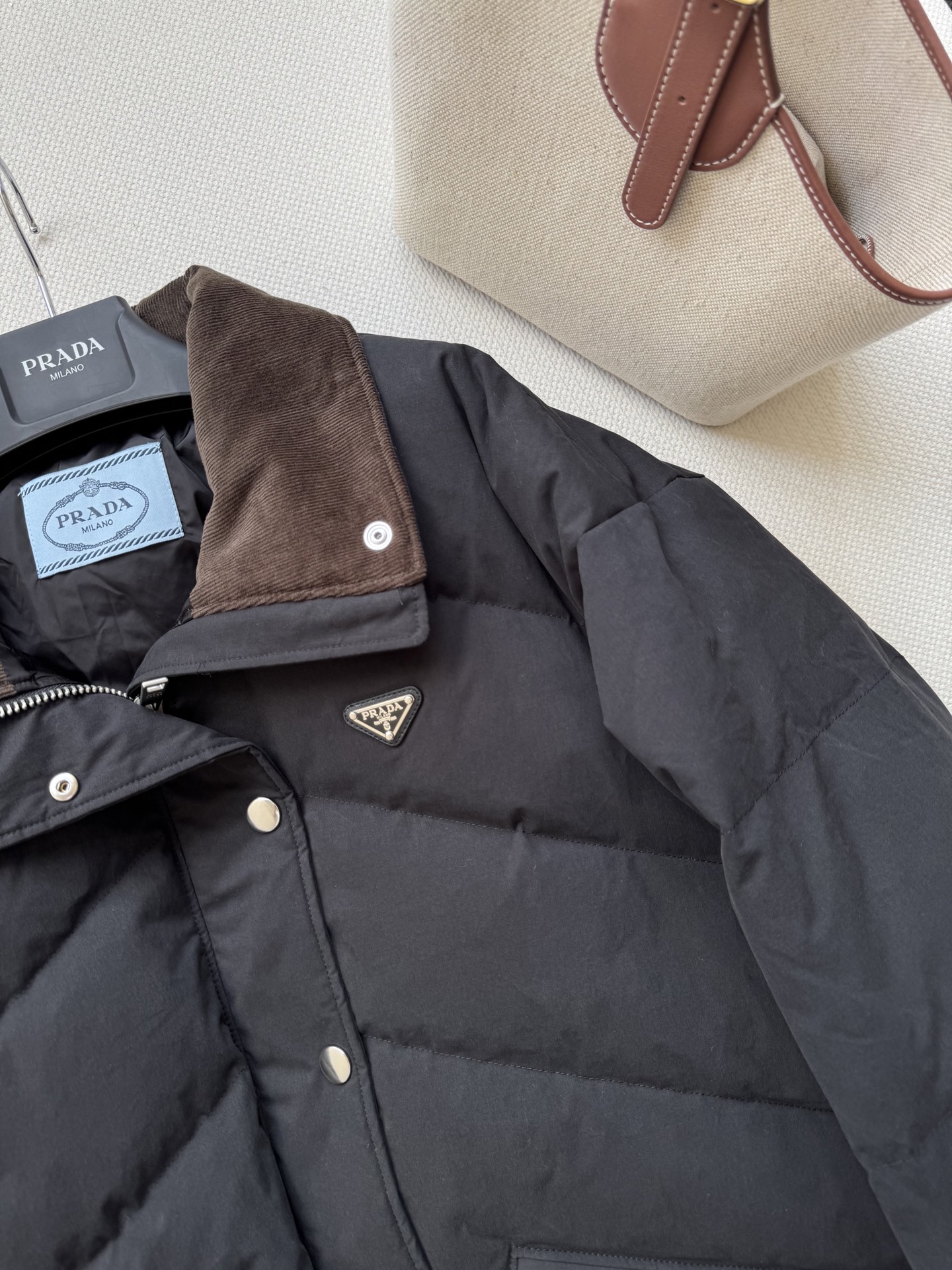 Prad* 🆕25Fw秋冬新款 三角徽标立领府绸质感羽绒服夹克外套 原版开发！高版出品！以立领设计重构经