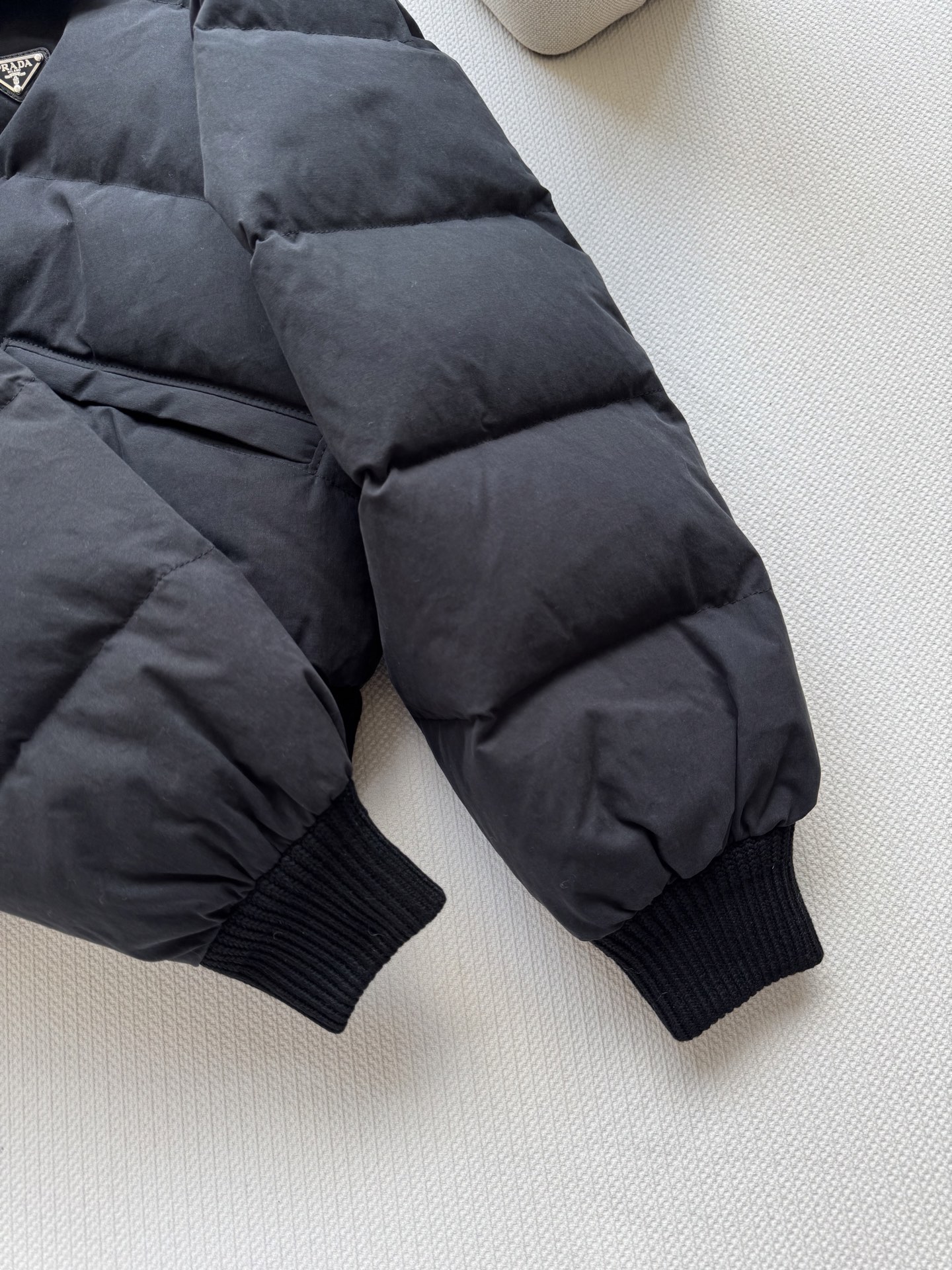 Prad*🆕（短款）25Fw秋冬新款 三角徽标立领府绸质感羽绒服短款夹克外套 原版开发！高版出品！以立领